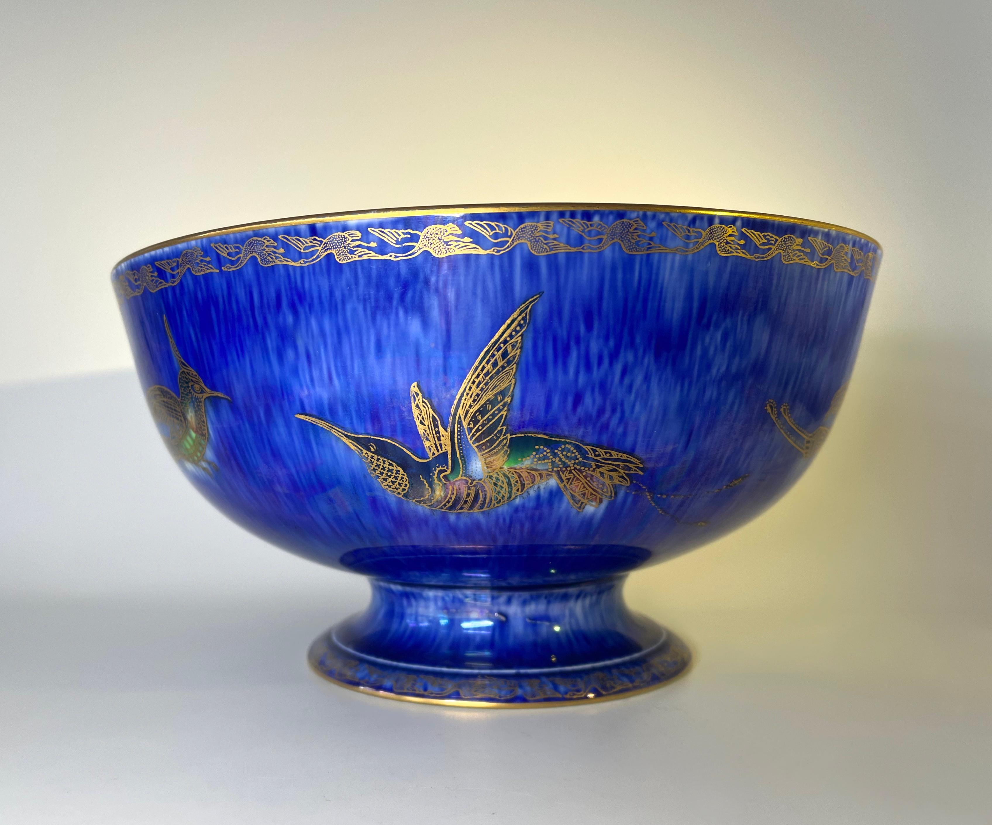 Smaltato Ciotola con piede Monumental Wedgwood Ordinary Lustre di Daisy Making-Jones in vendita