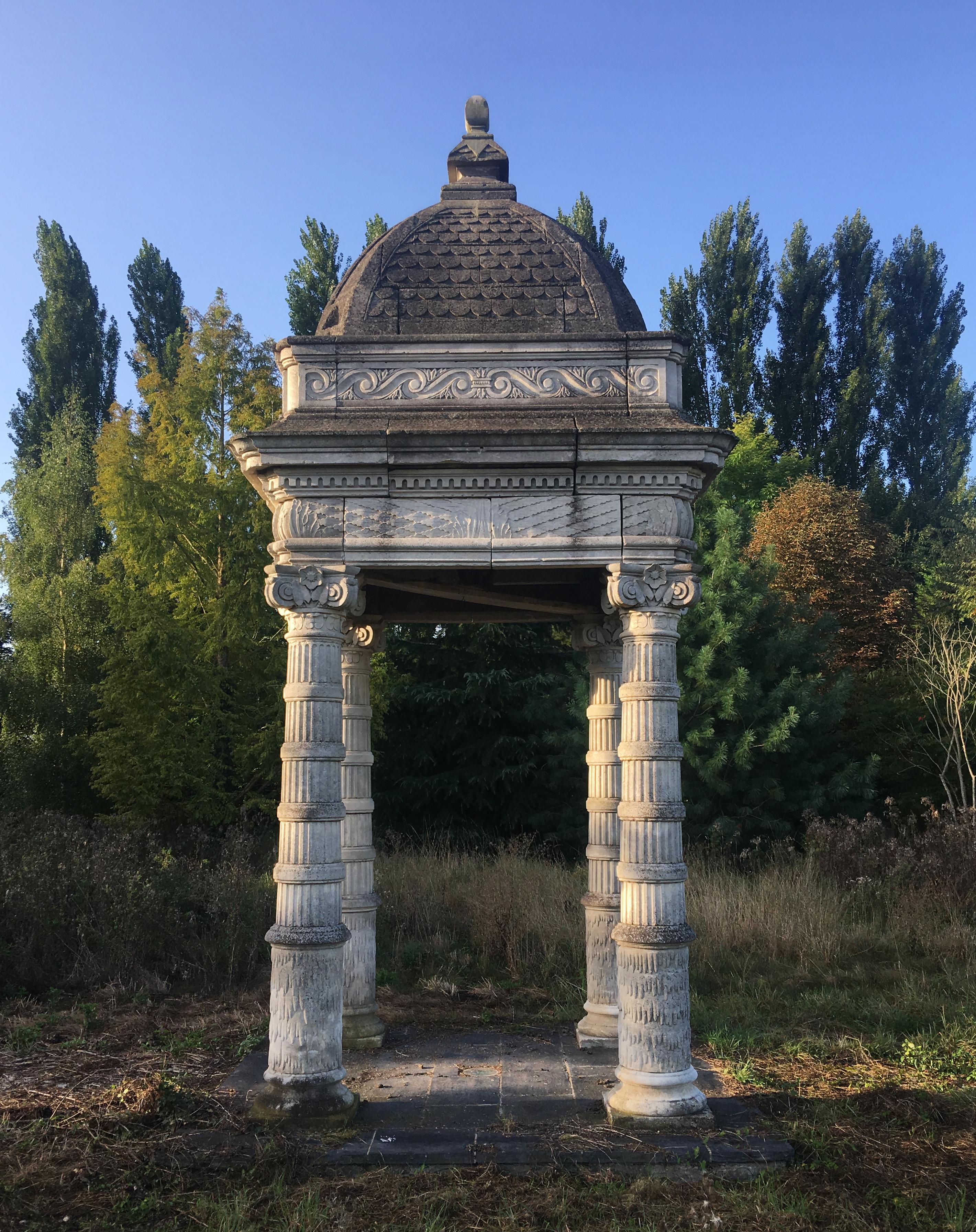 This monumental stone fountain canopy was made identical to the fountain of the Chateau of the Black Prince in Lormont. Dated from the 20th century, four columns with grooved barrels crowned with ionic capitals with flowers and stylized foliage are
