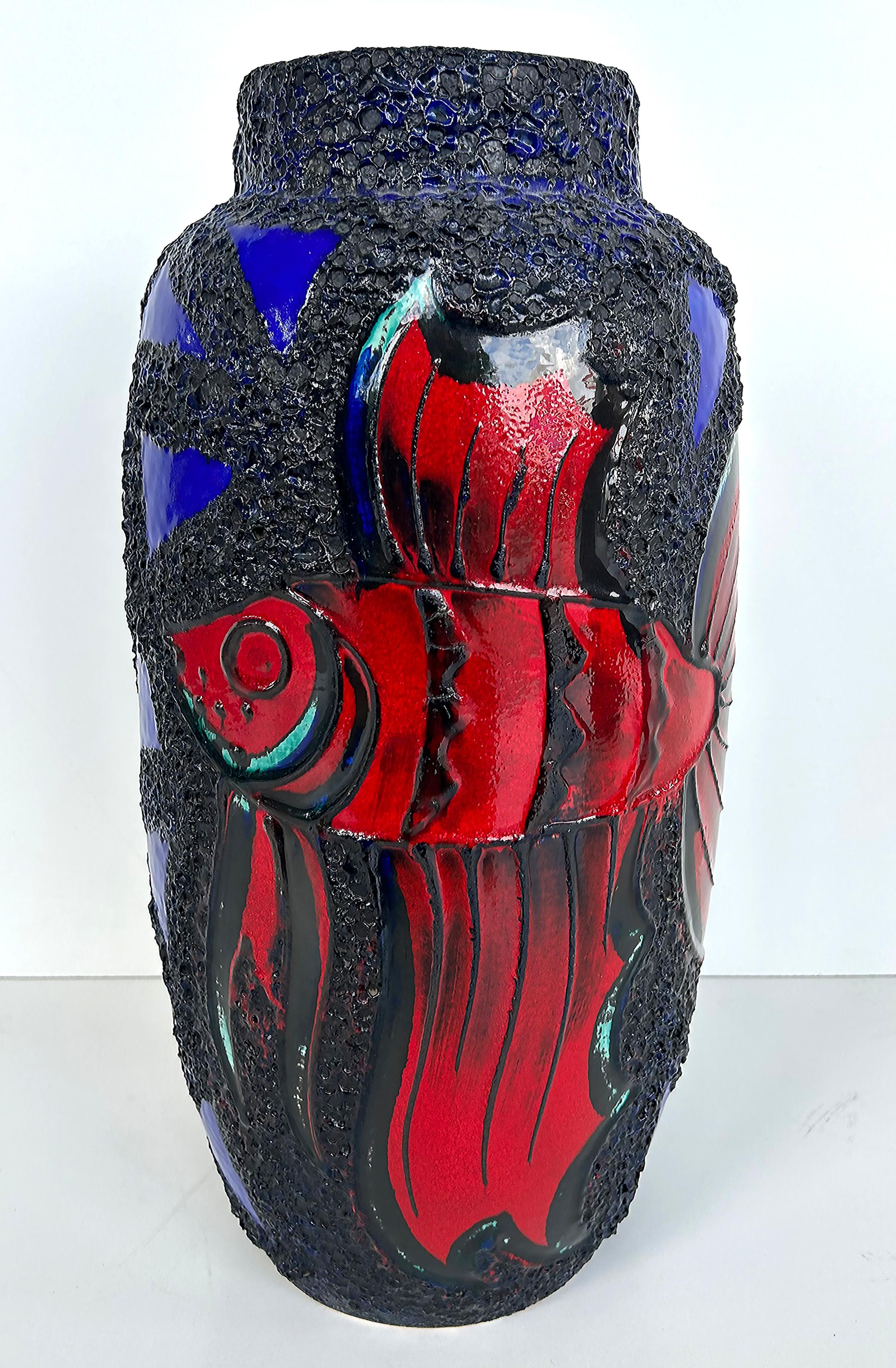 Mid-Century Modern Monumentaux vases à poissons en céramique de l'Allemagne de l'Ouest émaillés de lave, colorés en vente