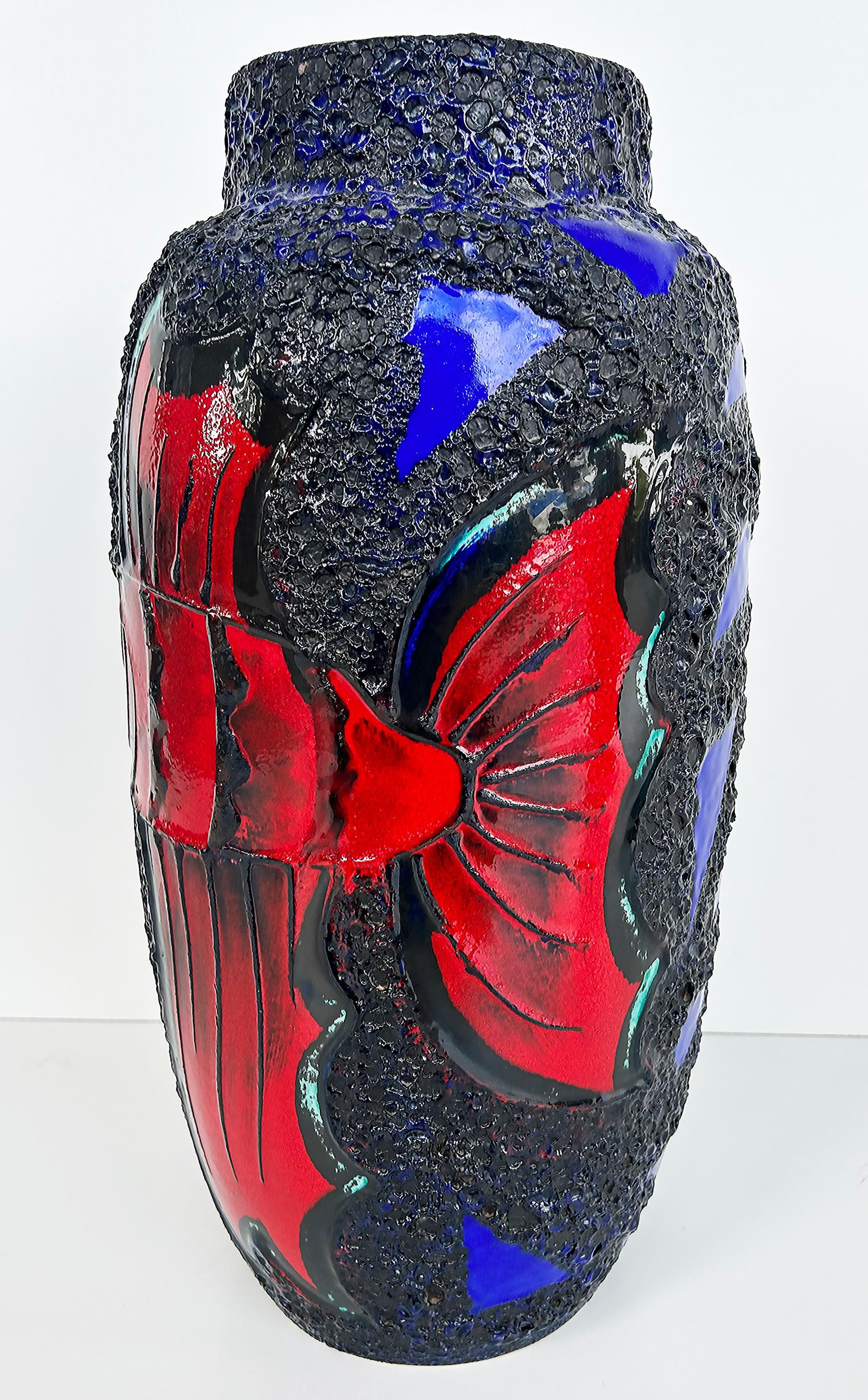 20ième siècle Monumentaux vases à poissons en céramique de l'Allemagne de l'Ouest émaillés de lave, colorés en vente