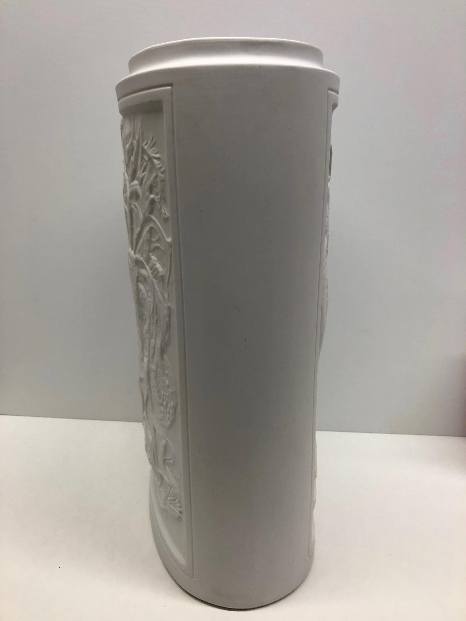 Vaso o portaombrelli monumentale in porcellana bianca di bisquit, Germania, anni '60 in vendita 7