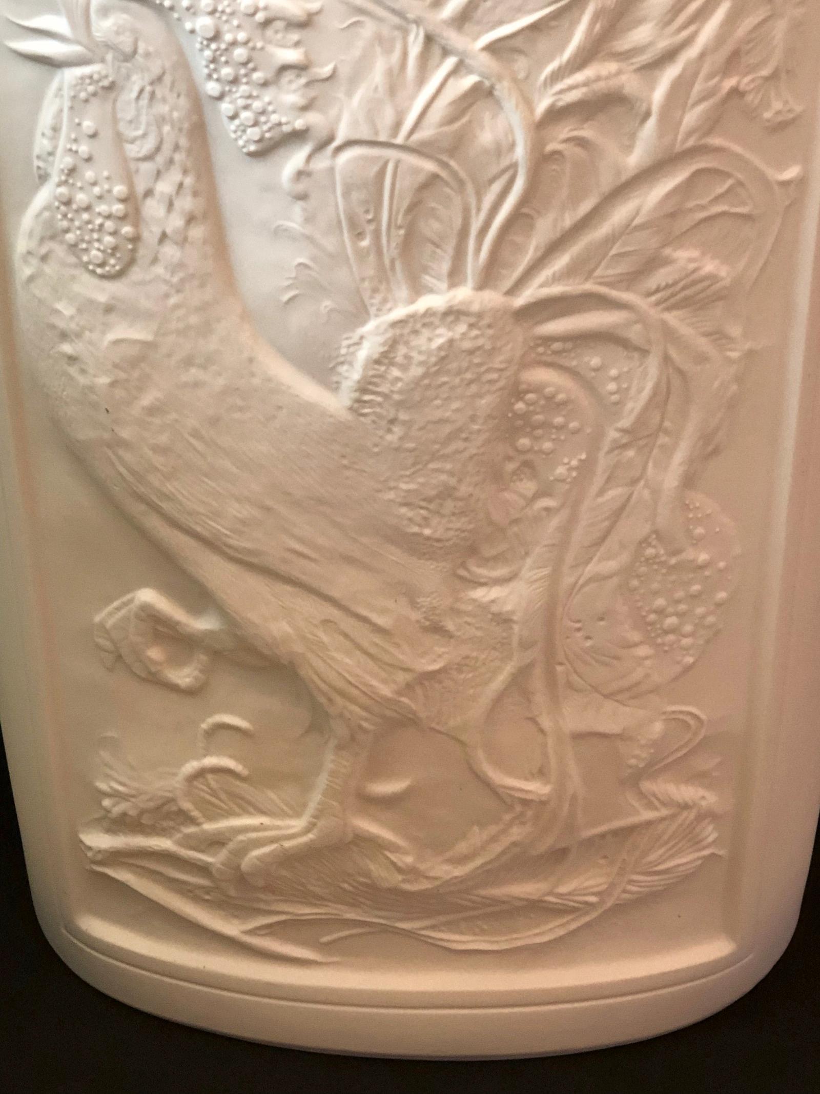 Metà XX secolo Vaso o portaombrelli monumentale in porcellana bianca di bisquit, Germania, anni '60 in vendita