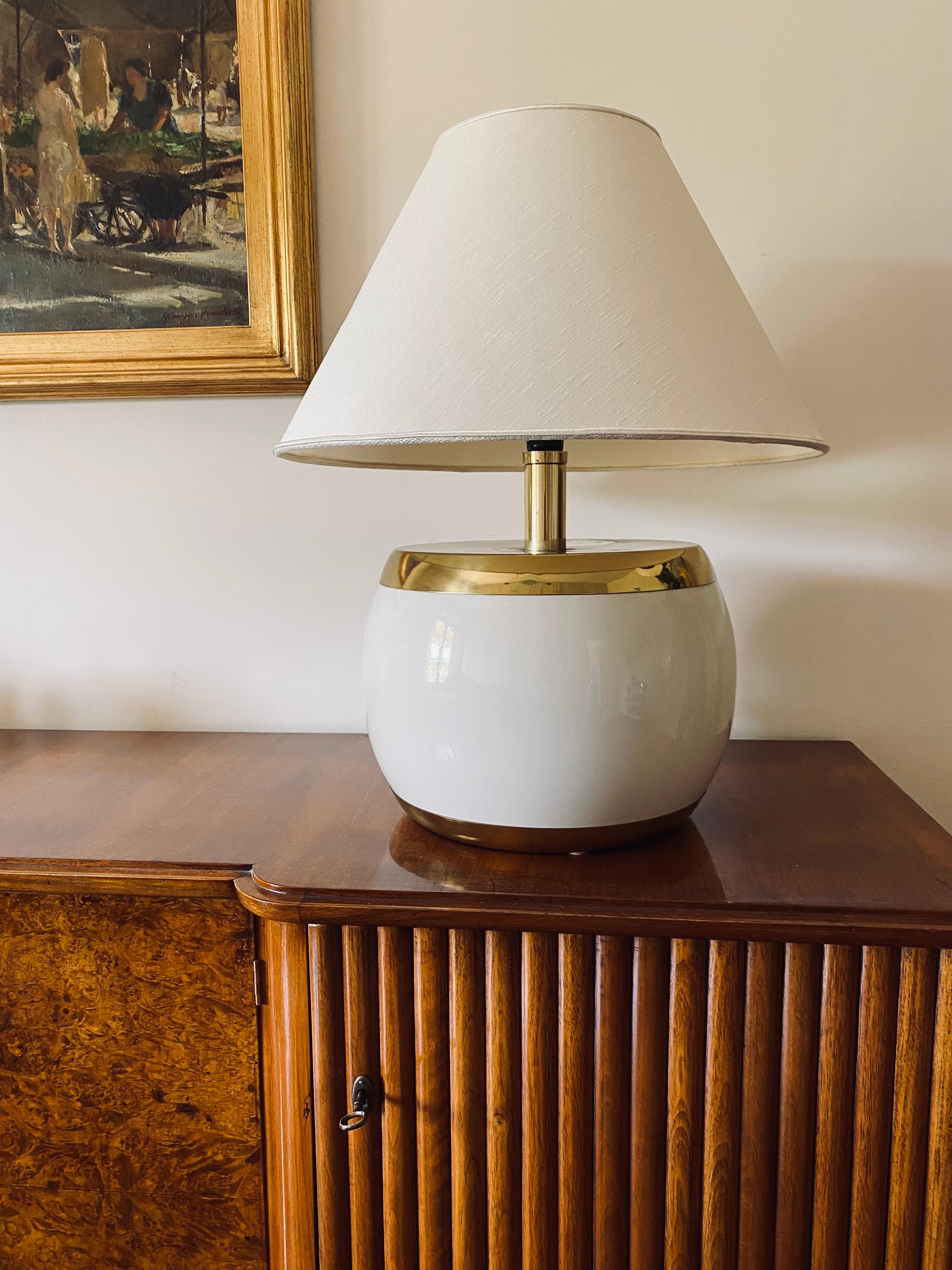 Monumental white ceramic and brass lamp base

Italy 1970s

White ceramic base. Brass details.

Lampshade not included.

H 45.5 cm - diam. 34 cm

Condition: very good, consistent with age and use. Worn brass stain on top.