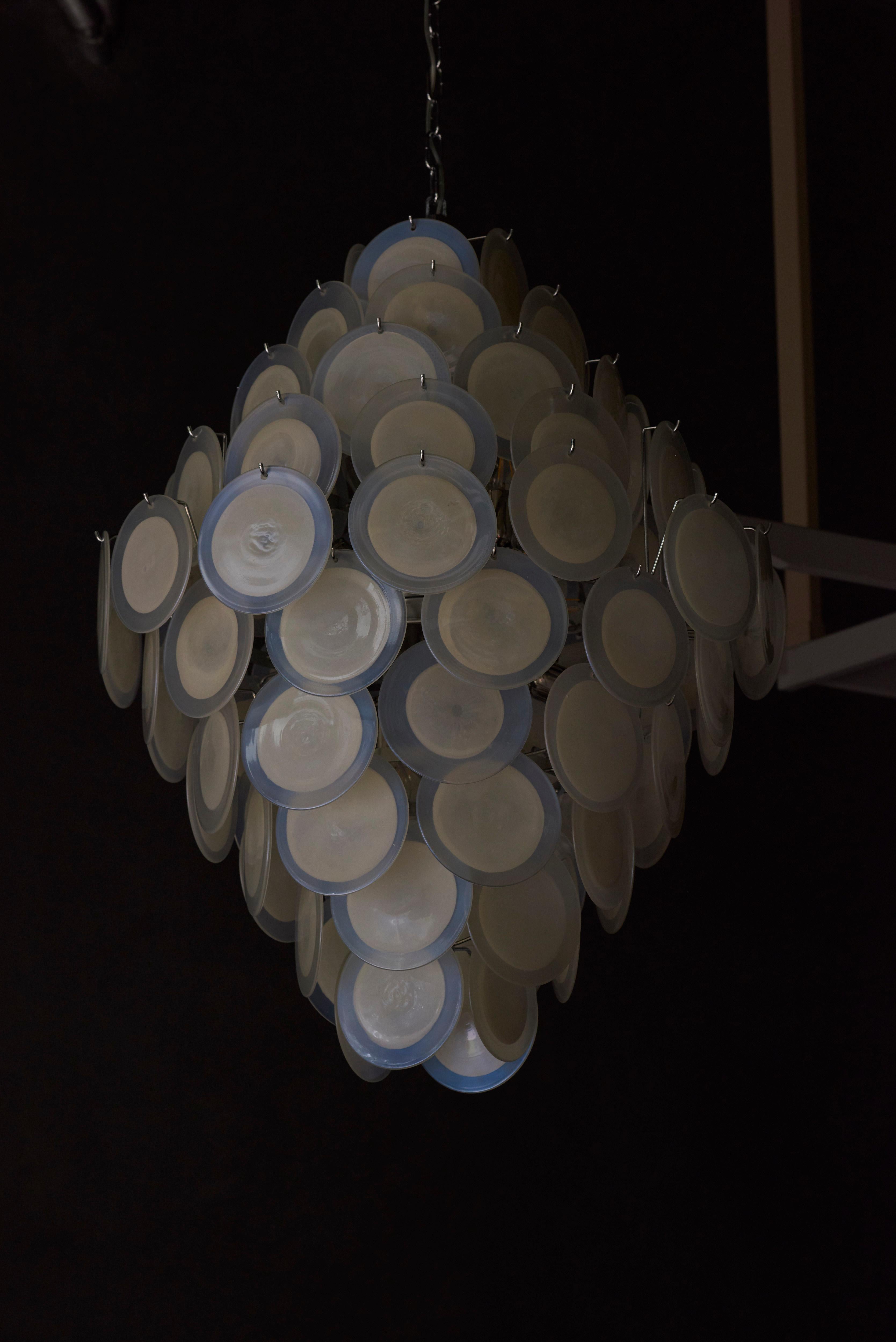 italien Monumental lustre à disques en verre de Murano blanc irisé  en vente