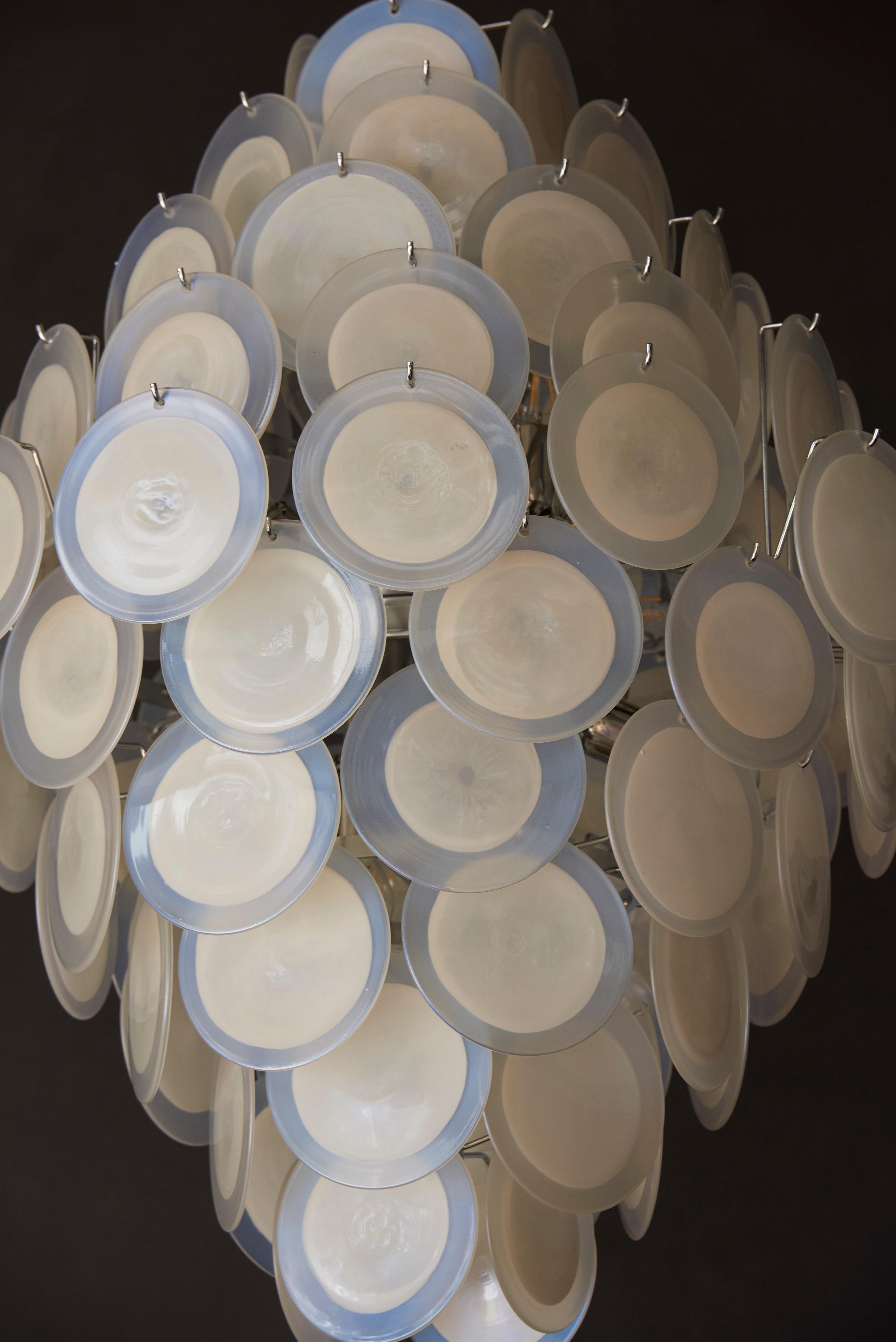 XXIe siècle et contemporain Monumental lustre à disques en verre de Murano blanc irisé  en vente