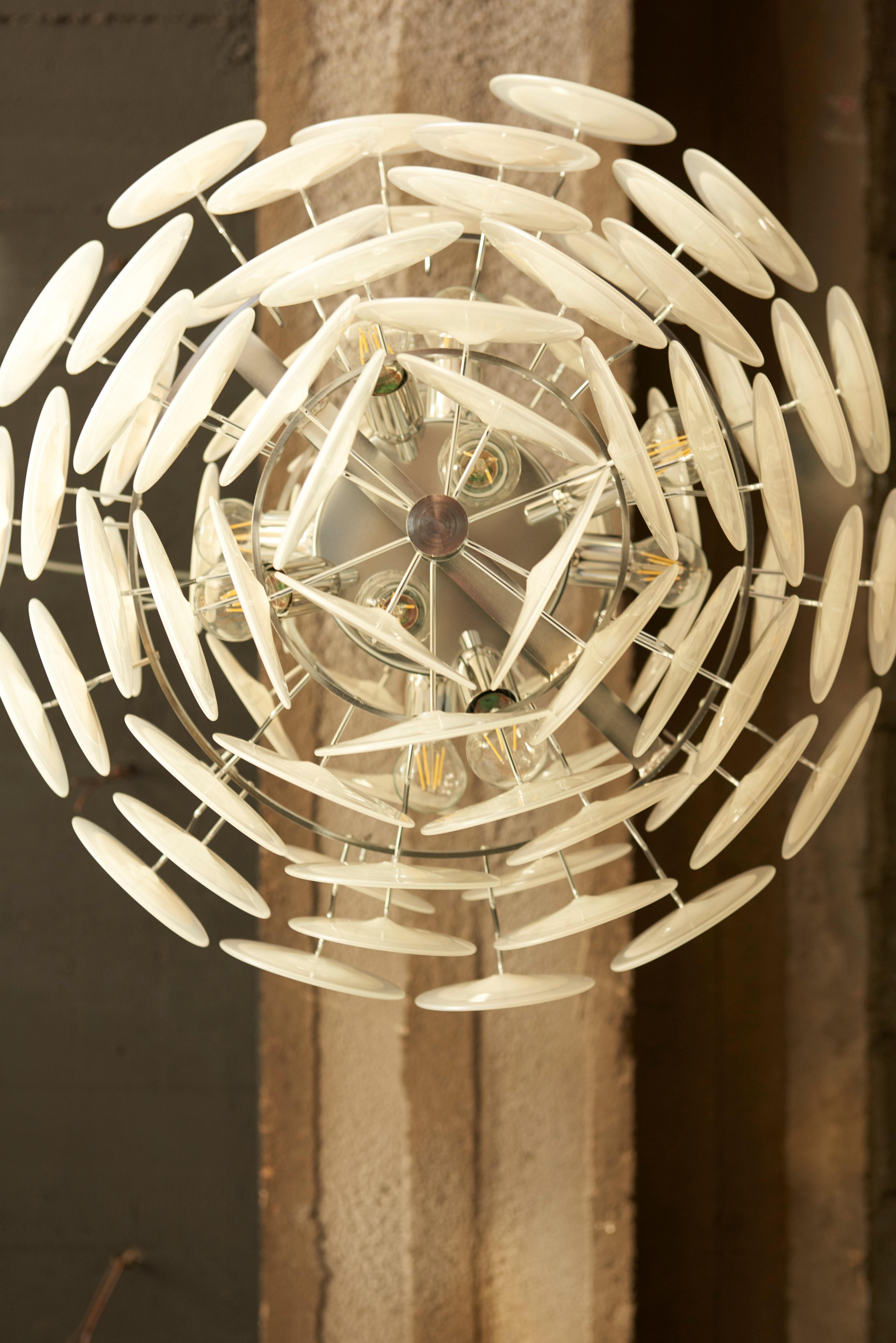 Monumental lustre à disques en verre de Murano blanc irisé  en vente 2