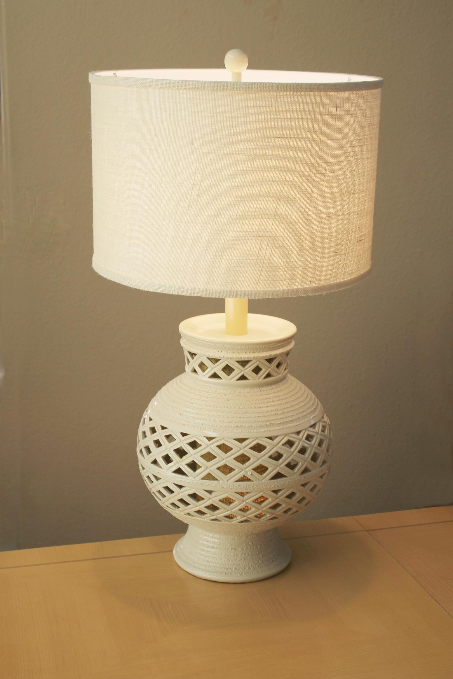 Monumental White Raymor Pottery Table Lamp! 1960s Light up Base Neutral Decor In Good Condition For Sale In Peoria, AZ