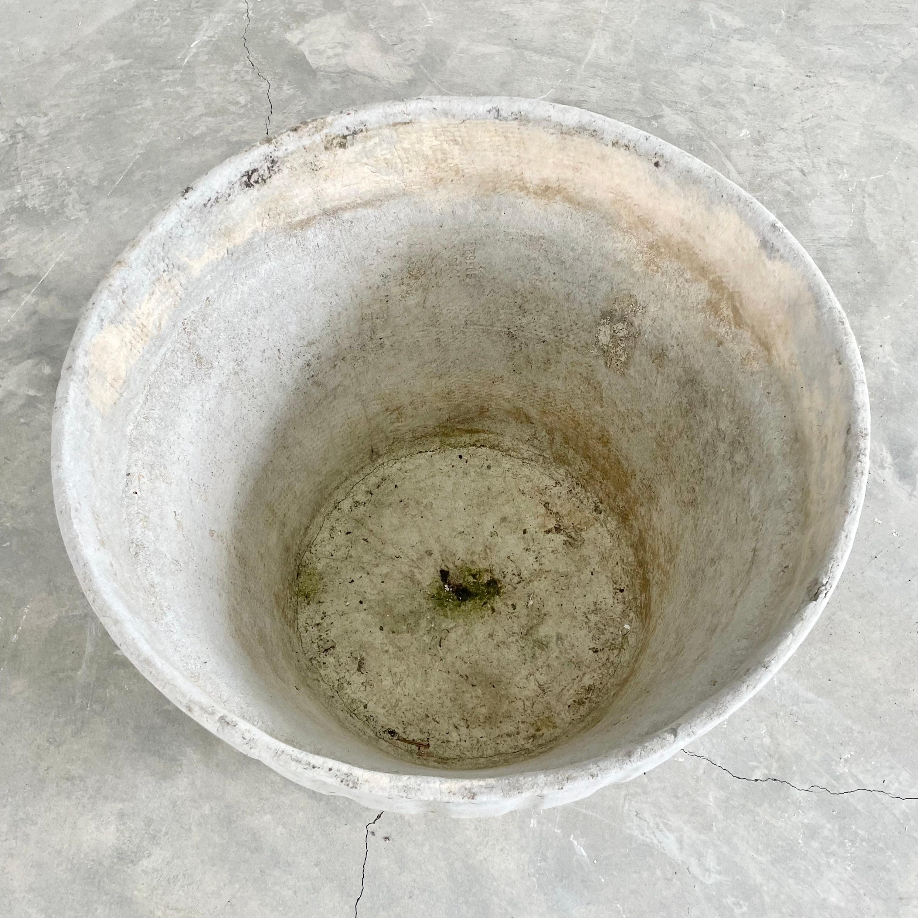 Monumental concrete flower pot by Willy Guhl. A natural grey concrete finish with minimal wear, this planter fits perfectly into any design story. Made in Switzerland in the 1970s, this planter has a smooth body that gently tapers down towards the