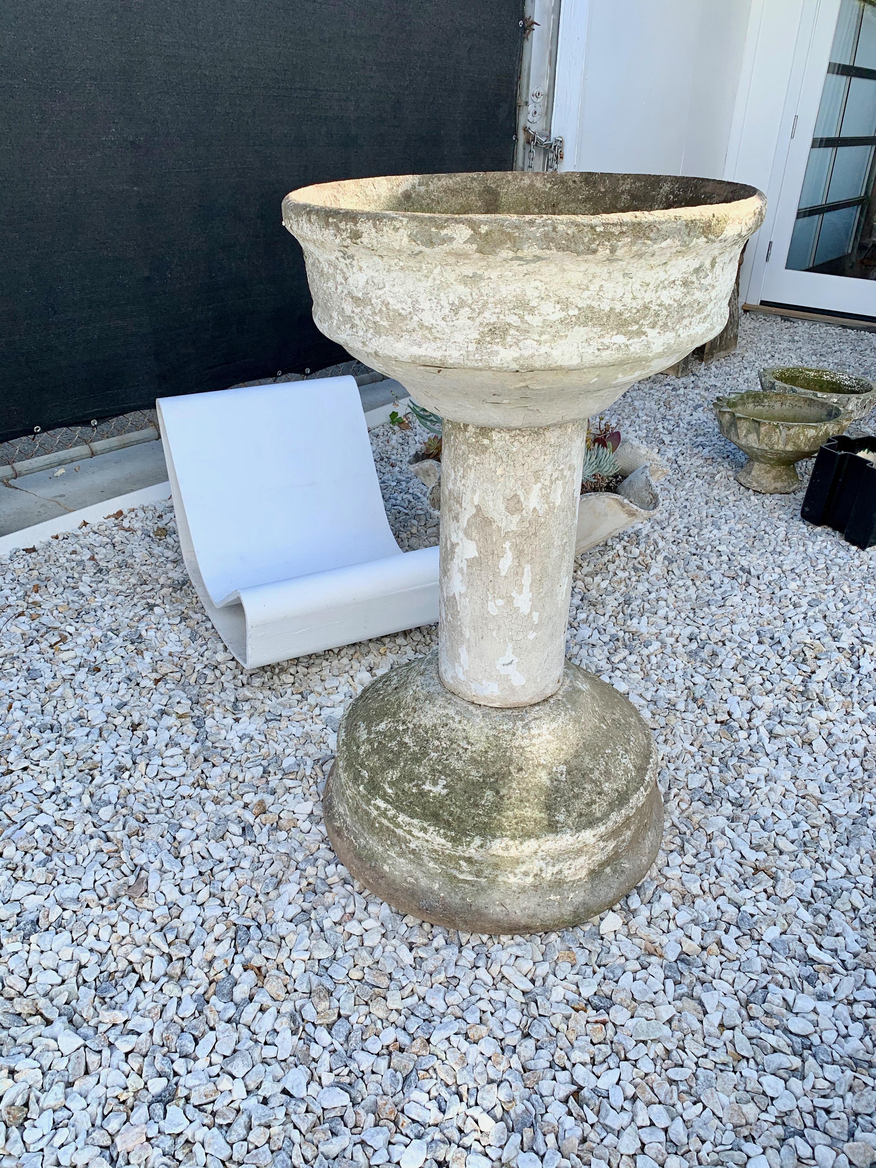 Fontaine massive et rare en béton de Willy Guhl pour Eternit. Fabriqué à partir de trois morceaux de ciment. Grand bassin aux deux extrémités avec un cylindre reliant les deux. Superbe sculpture et objet. La cuvette est percée en usine pour