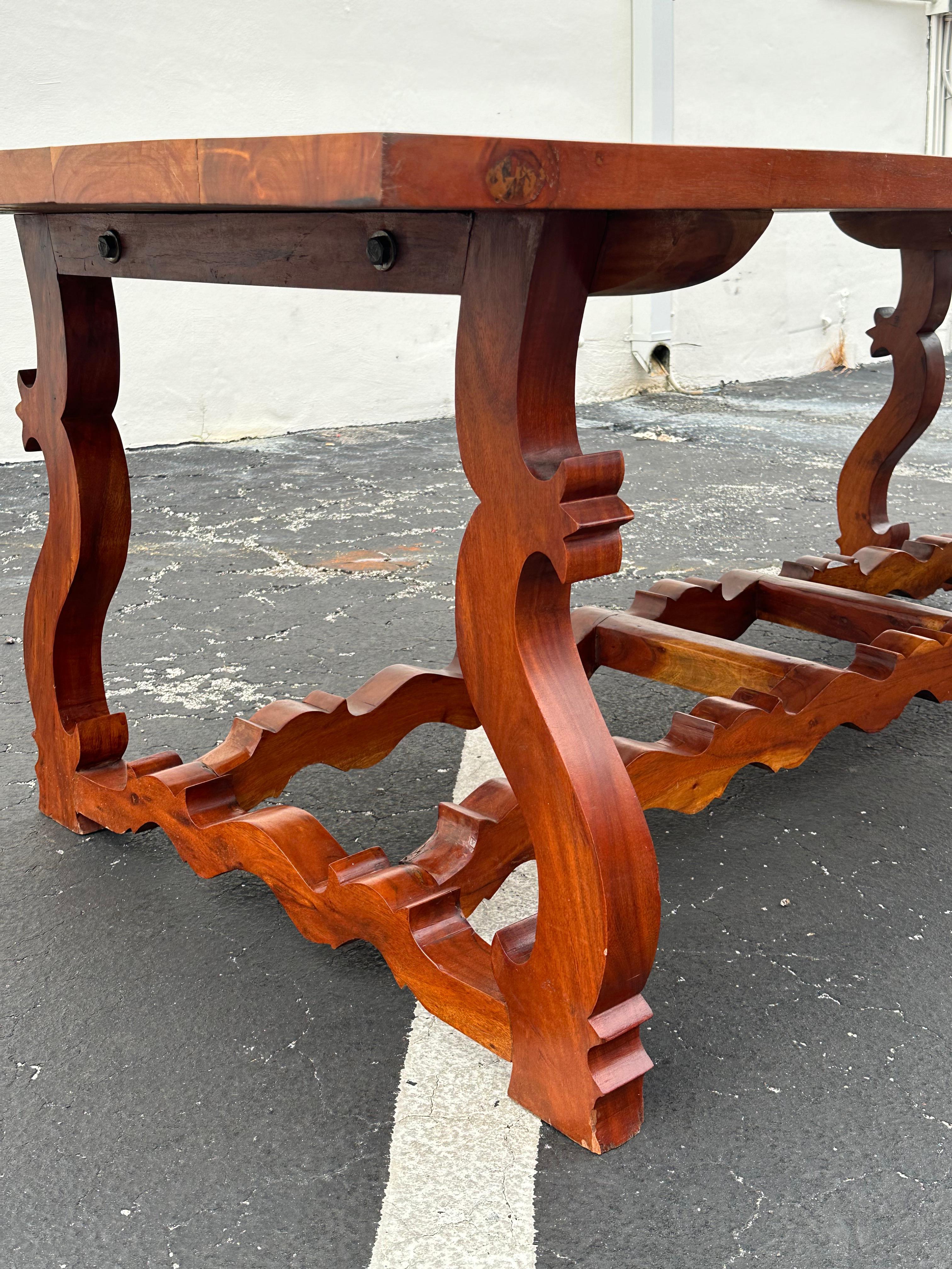 Monumental nœud papillon espagnol exotique des années 1950 avec base sculptée en forme de lyre en vente 3