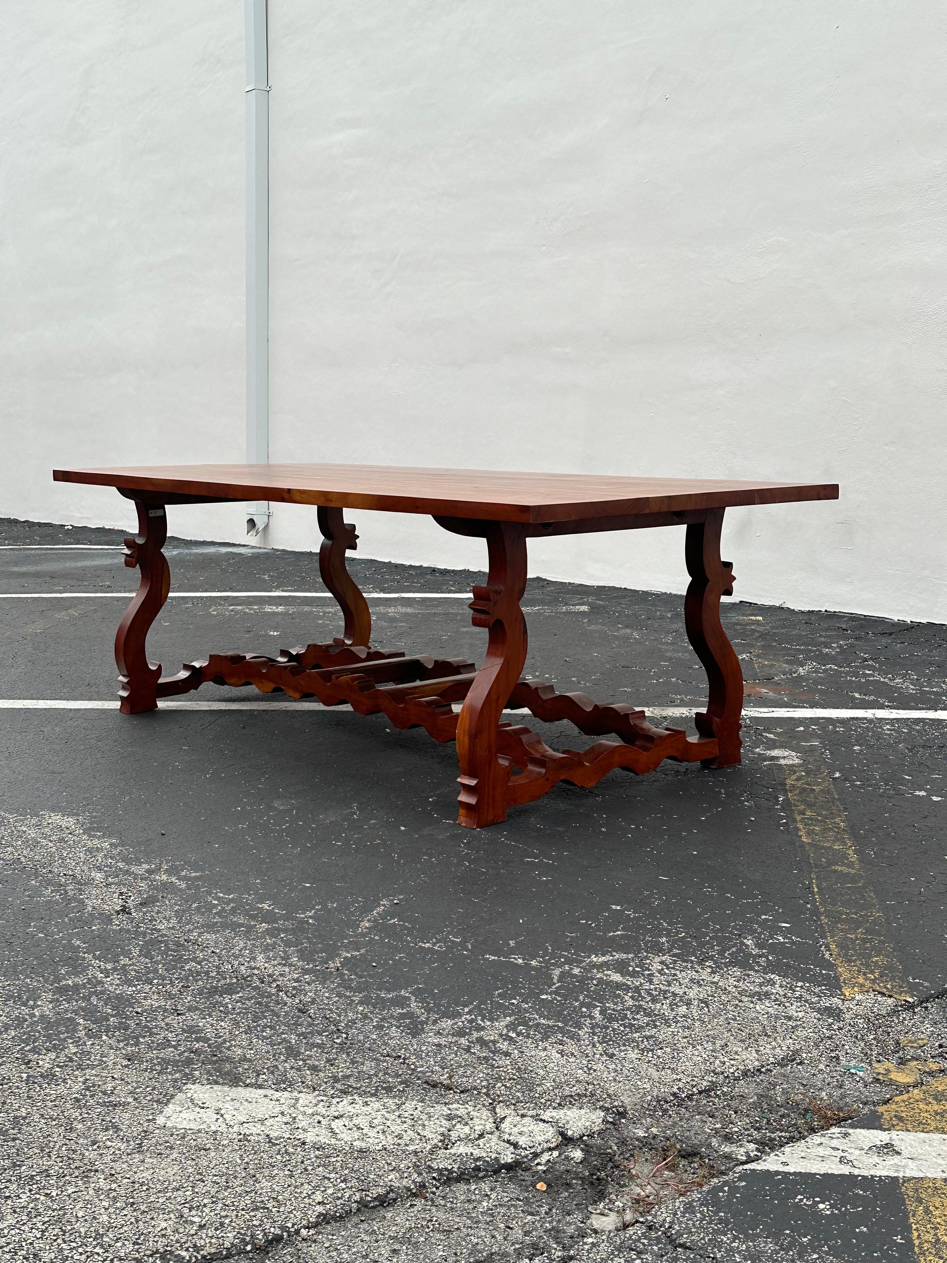 Monumental nœud papillon espagnol exotique des années 1950 avec base sculptée en forme de lyre Bon état - En vente à Fort Lauderdale, FL