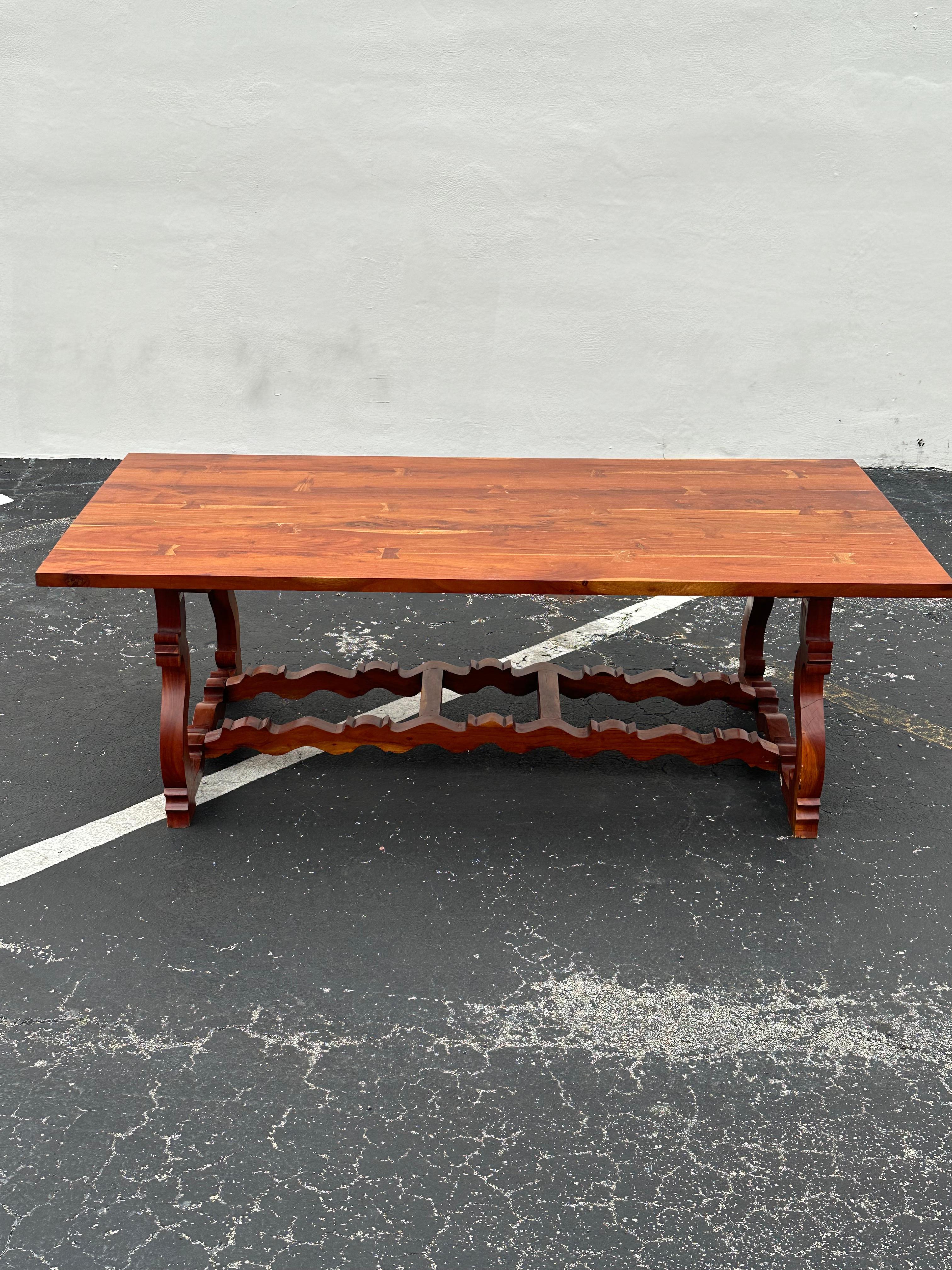 Milieu du XXe siècle Monumental nœud papillon espagnol exotique des années 1950 avec base sculptée en forme de lyre en vente