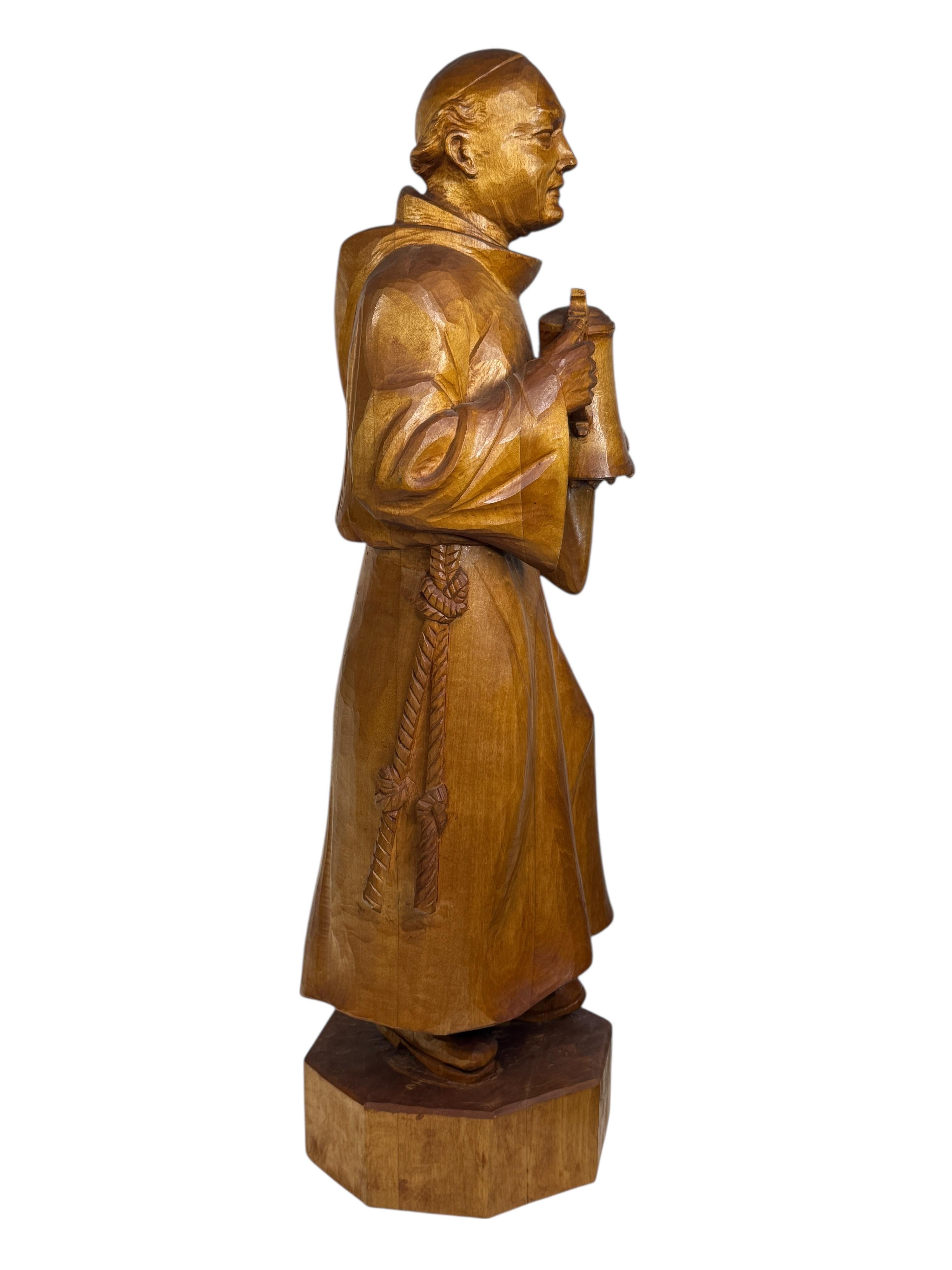 Eine großartig aussehende handgeschnitzte originale hölzerne Folk Art Monk Statue. Ein großartiges Stück für ein passendes Ambiente in einem Kabinenzimmer oder einer Bibliothek. Höchstwahrscheinlich handelt es sich um ein Stück Volkskunst aus dem