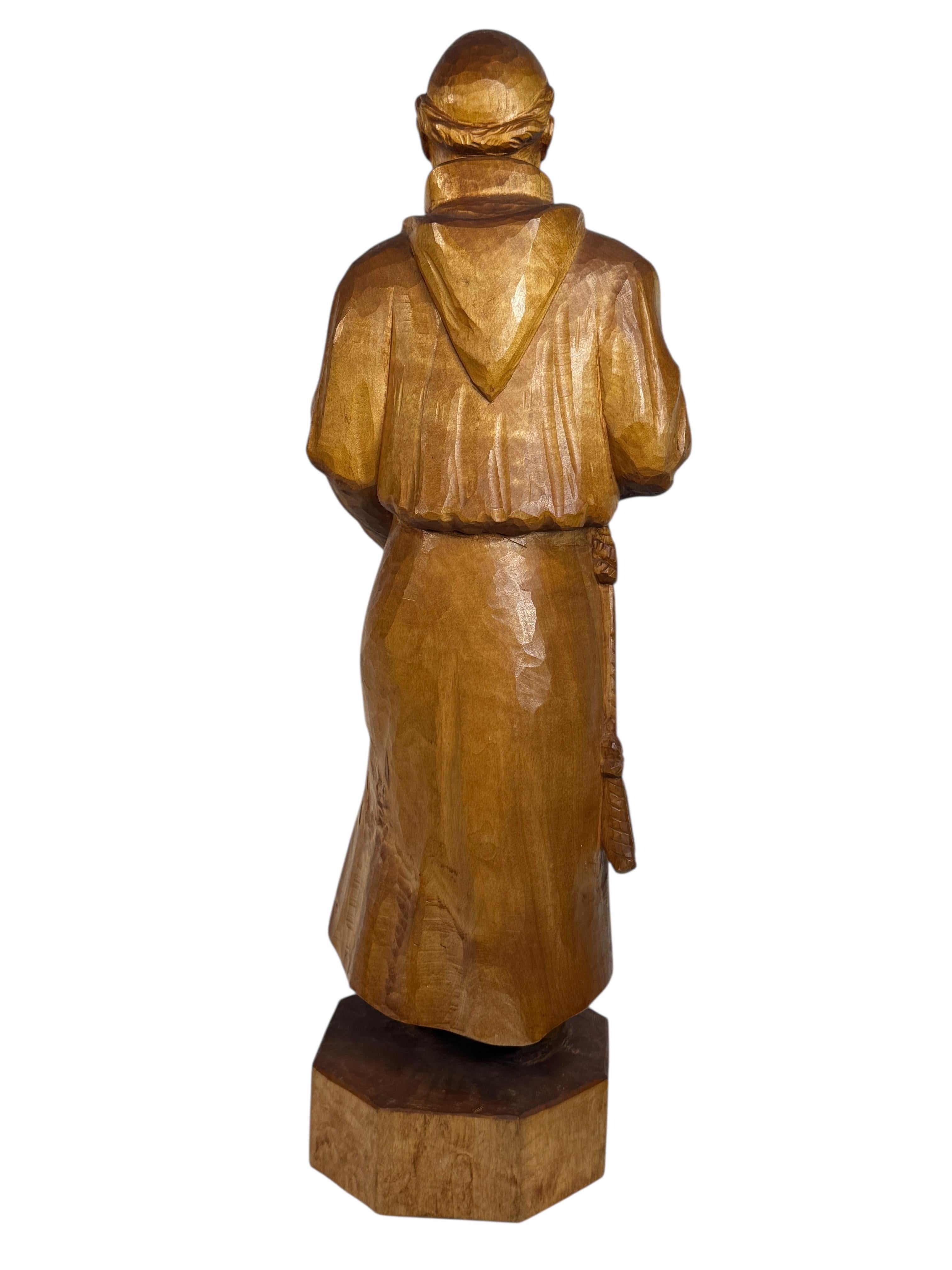 Monumentale Holz geschnitzt Black Forest Mönch Statue Vintage 1960er Jahre Deutschland (Schwarzwald) im Angebot