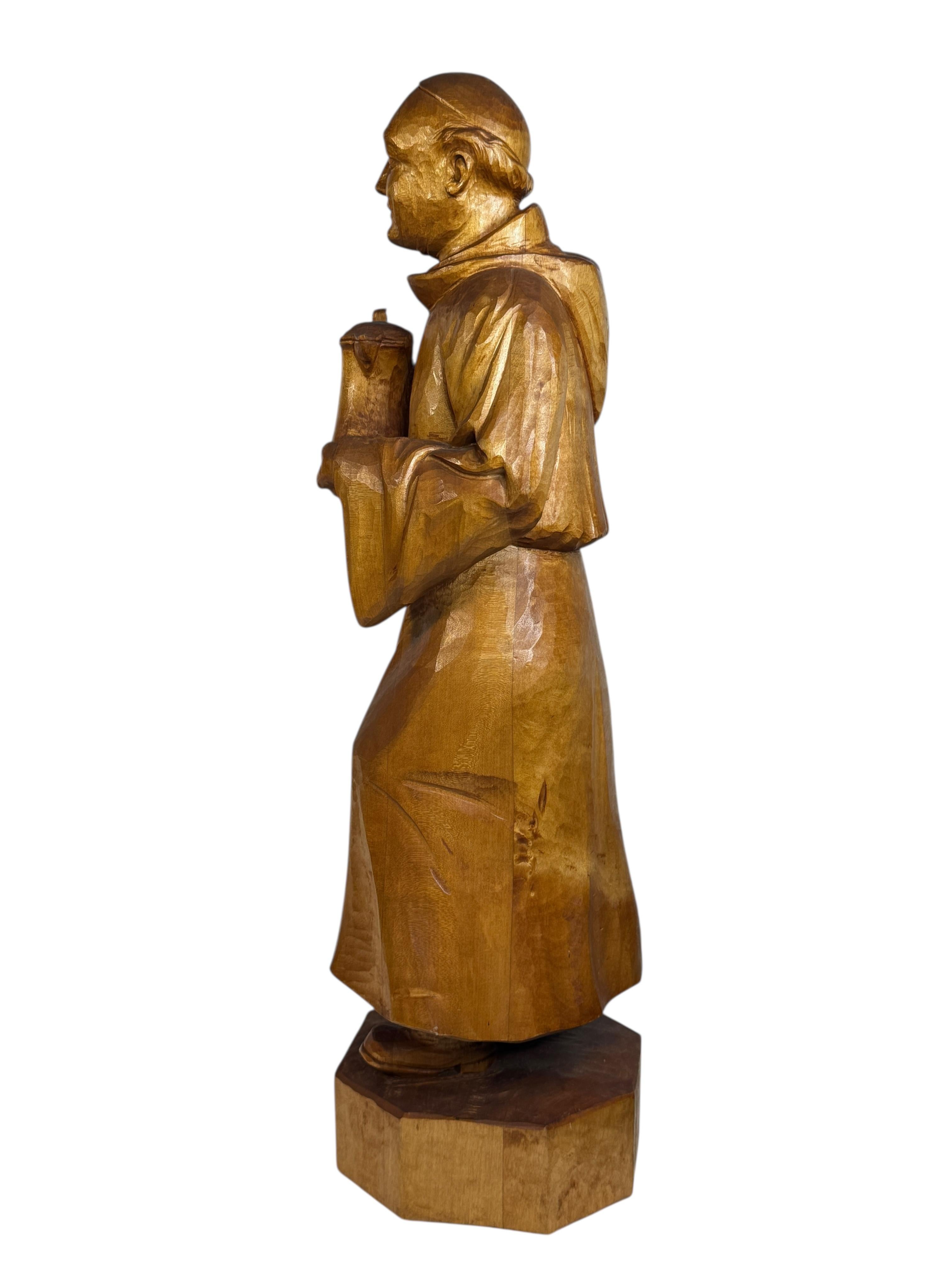 Monumentale Holz geschnitzt Black Forest Mönch Statue Vintage 1960er Jahre Deutschland (Handgeschnitzt) im Angebot