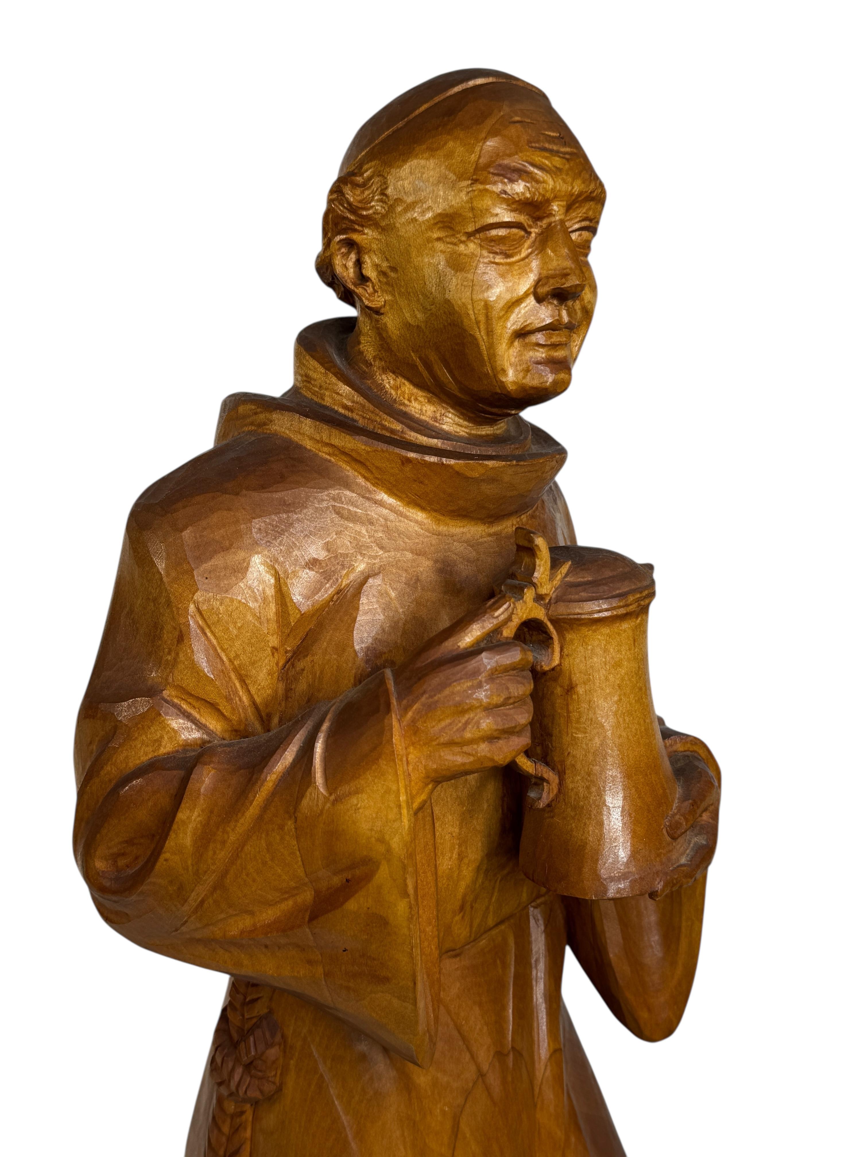 Monumentale Holz geschnitzt Black Forest Mönch Statue Vintage 1960er Jahre Deutschland im Zustand „Gut“ im Angebot in Nuernberg, DE