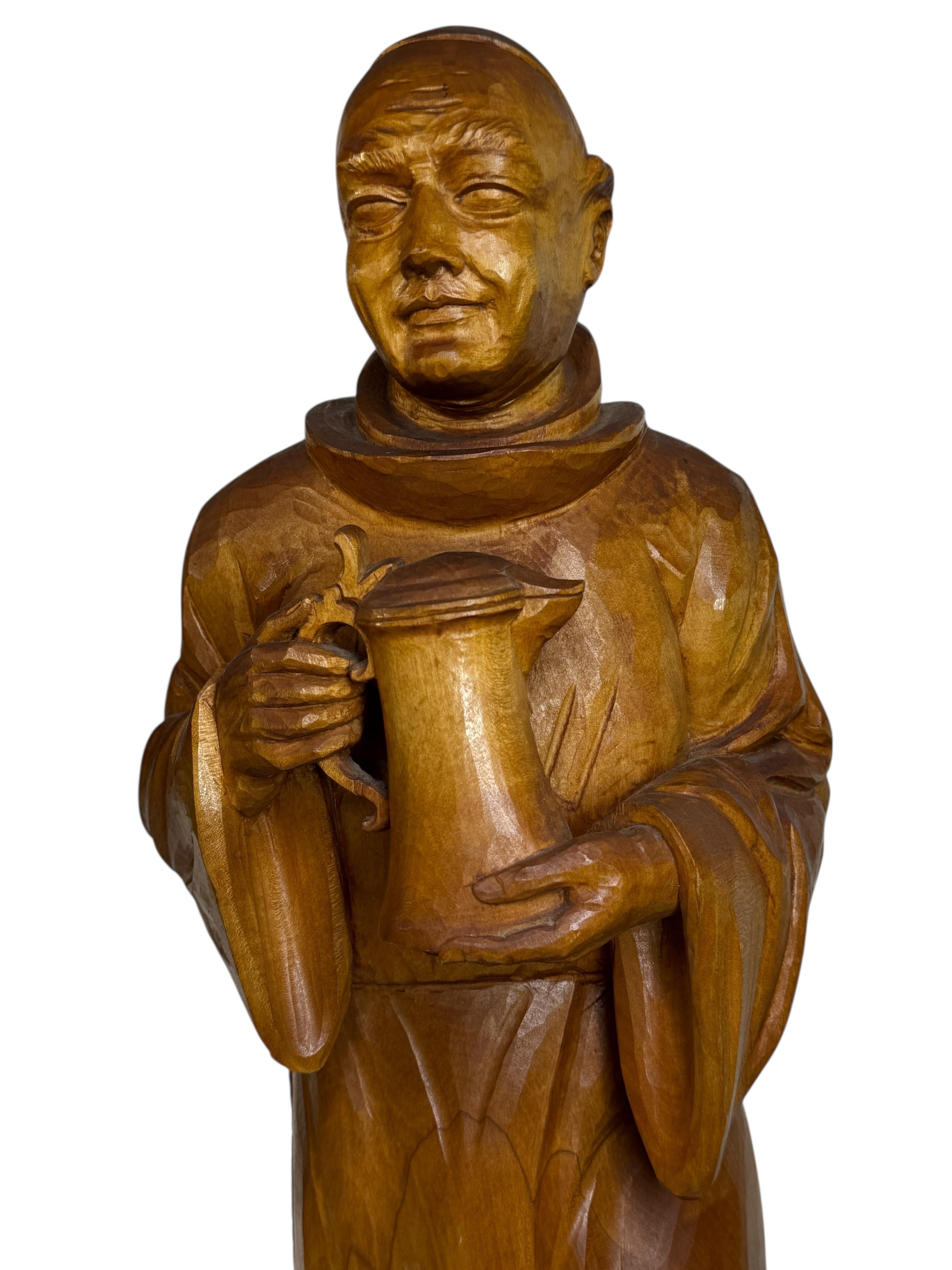 Monumentale Holz geschnitzt Black Forest Mönch Statue Vintage 1960er Jahre Deutschland (Mitte des 20. Jahrhunderts) im Angebot