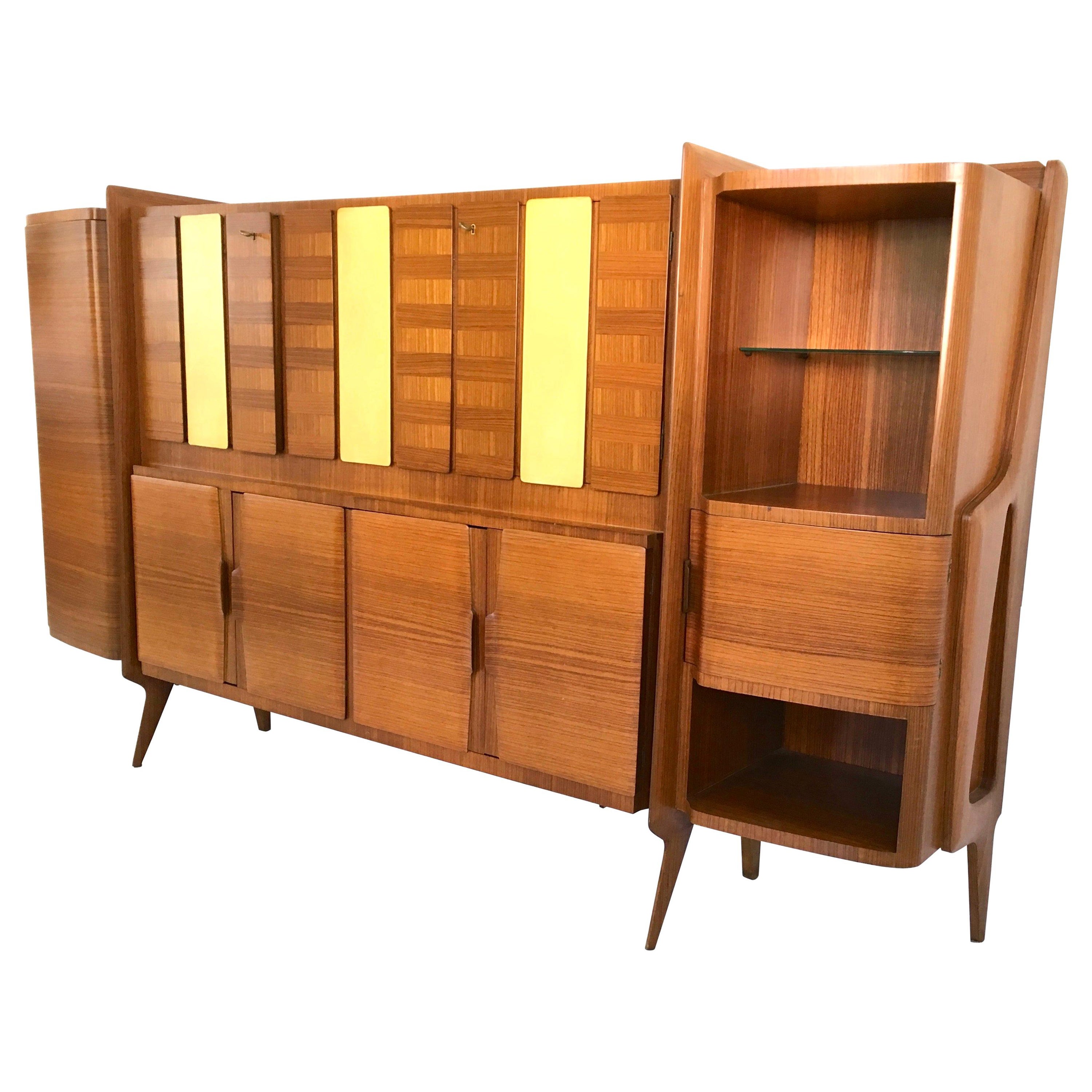 Made in Italy, anni '50.
Presenta pannelli in pergamena ed è realizzato in un raro legno esotico.
La parte del bar è caratterizzata da interni in vetro a specchio.
Si tratta di un pezzo vintage, quindi potrebbe presentare lievi tracce d'uso, ma può
