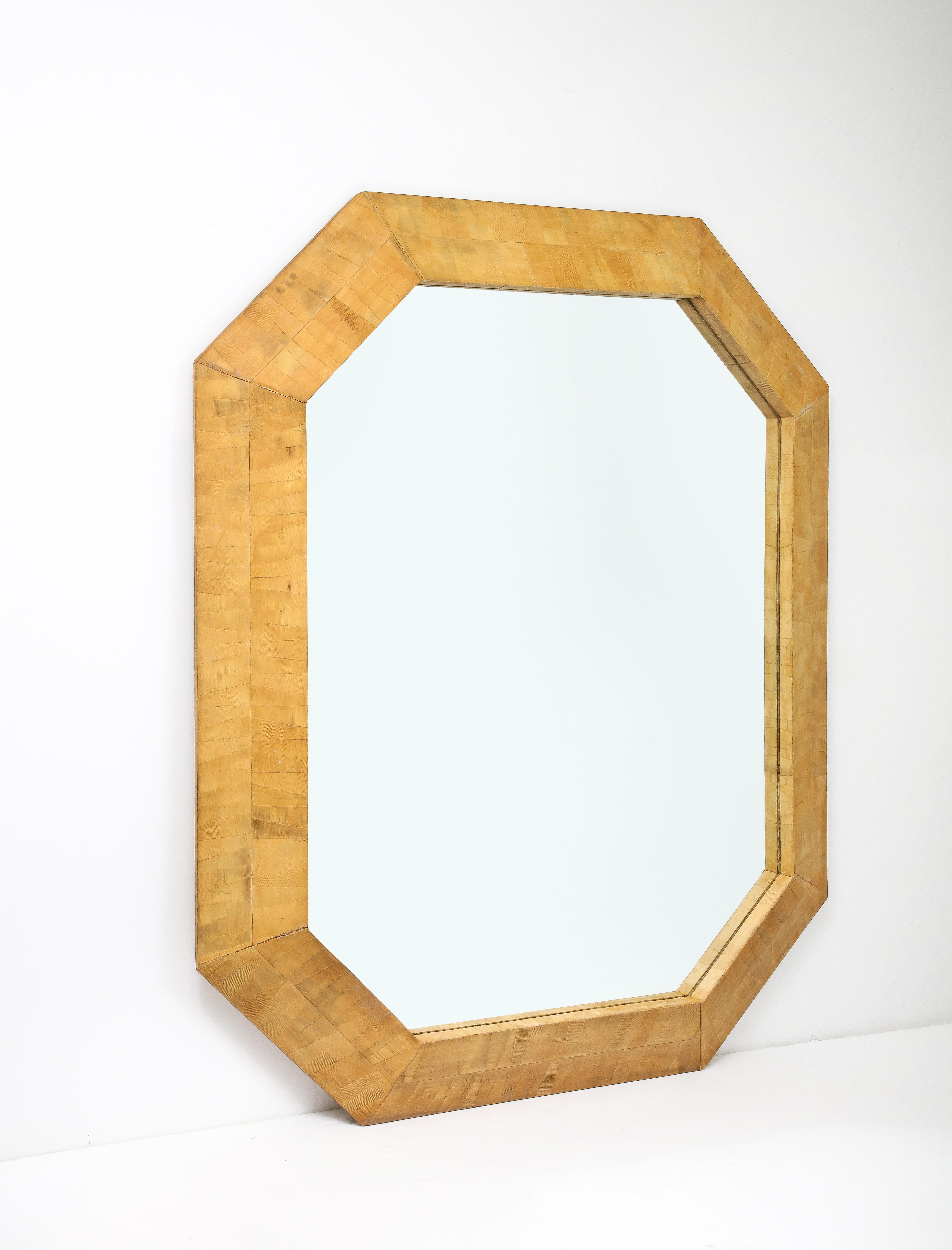 Miroir monumental encadré en parqueterie de bois avec une belle patine naturelle miel vieillie.
Le miroir peut être suspendu horizontalement ou verticalement.