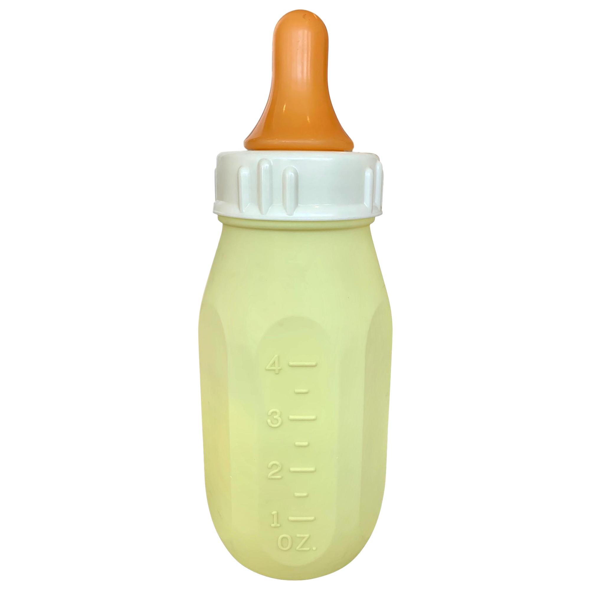 Monumentale gelbe Babyflasche