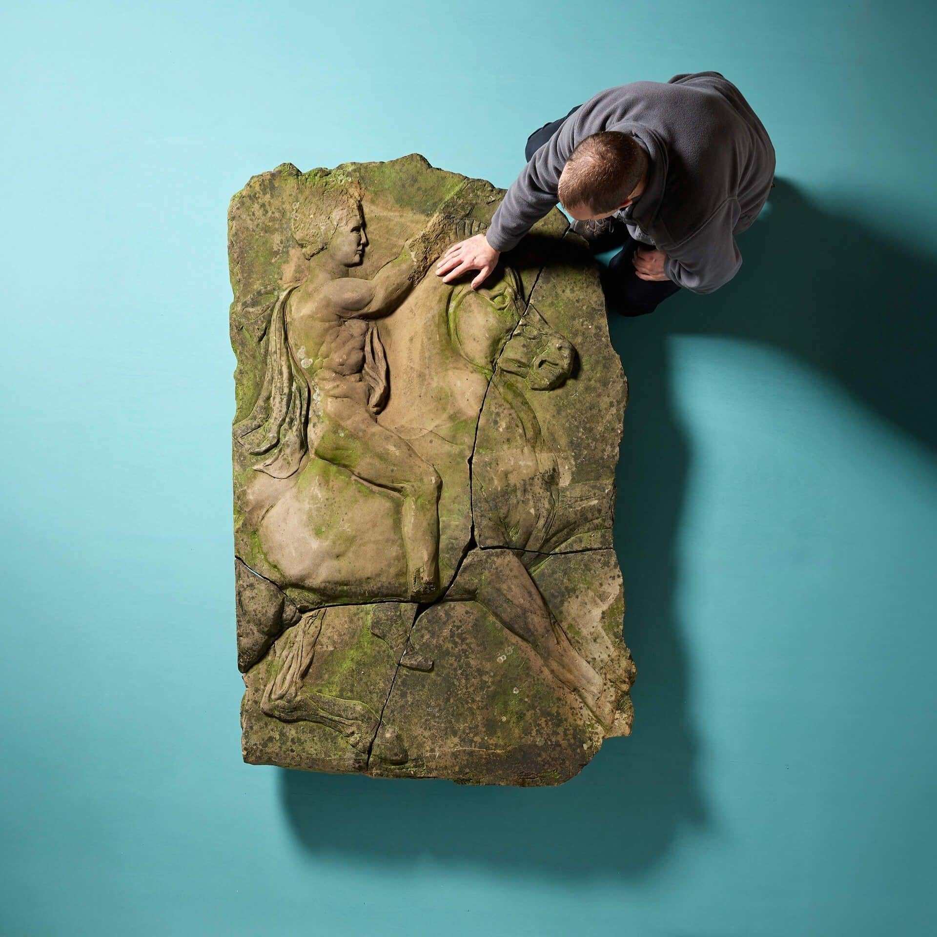 Enorme talla de piedra de York erosionada de una figura neoclásica o romana a caballo, según el antiguo Friso del Partenón griego del siglo VI a.C. Con unas dimensiones aproximadas de 1,9 x 1,2 m, esta pieza es de escala monumental, lo que la
