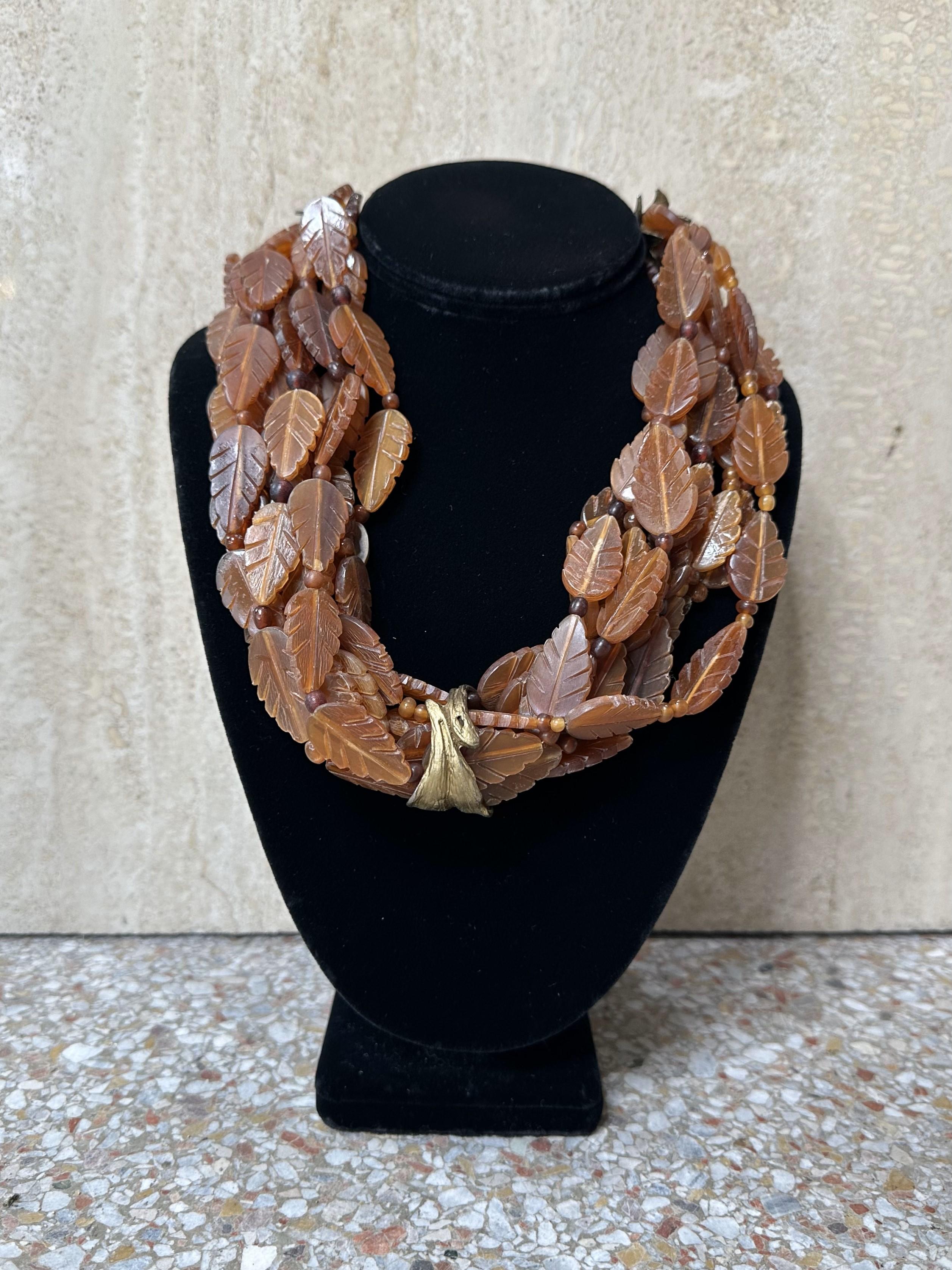 La Monumental Leaf Necklace di YSL è un gioiello scultoreo che combina la bellezza organica delle foglie con la lussuosa maestria di Yves Saint Laurent. Caratterizzata da un design audace e sovradimensionato, questa collana è una dichiarazione di