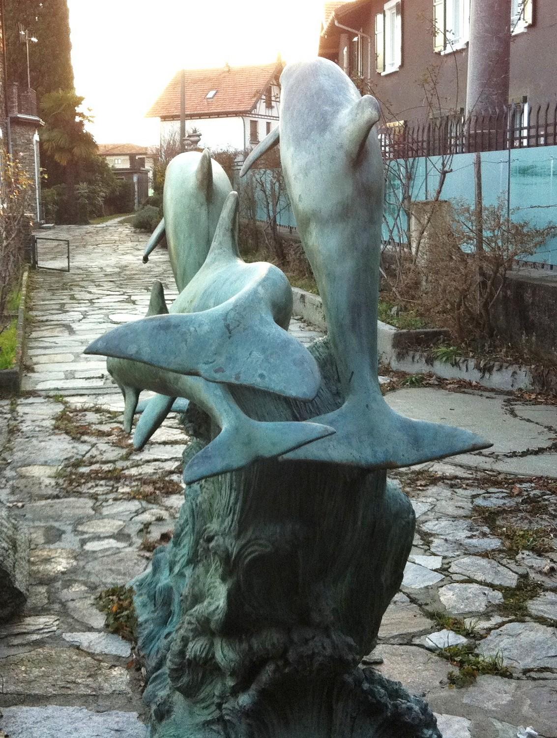 Monumentaler Gartenbrunnen mit 4 Bronze-Delphinen. 20. Jahrhundert im Angebot 5
