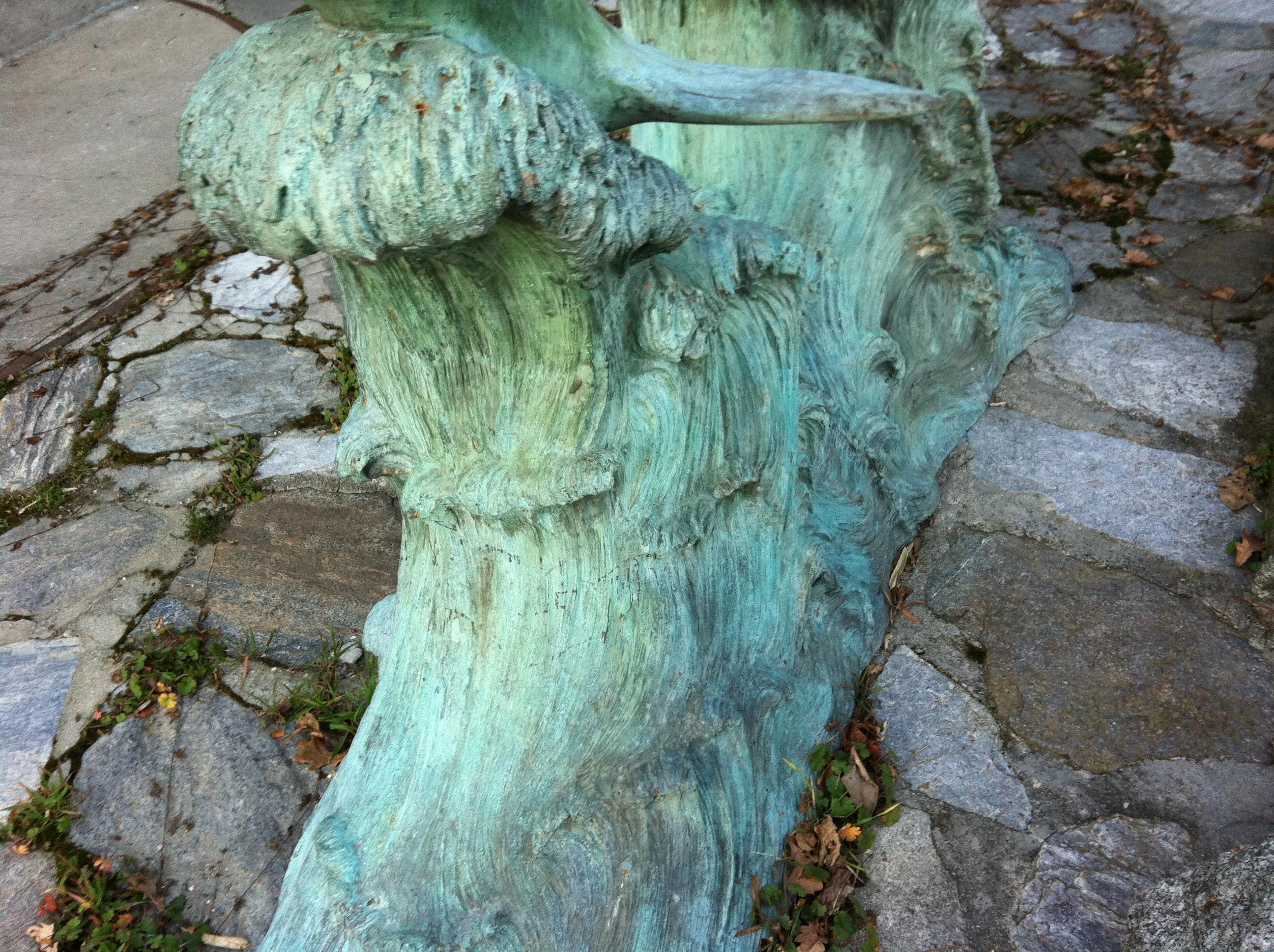 Monumentaler Gartenbrunnen aus Bronzeguss, der eine Familie von vier Delphinen darstellt, die in den Wellen springen: drei Erwachsene und ein lebensgroßes Baby. Ausgezeichnete Details und glänzende Oberfläche.
4 Wasseranschlüsse an der Basis des
