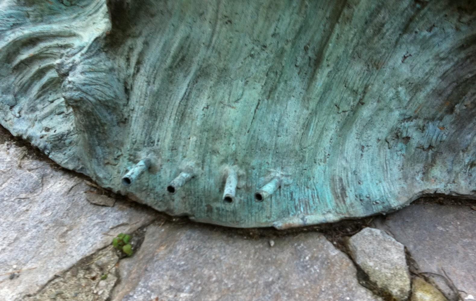 Monumentaler Gartenbrunnen mit 4 Bronze-Delphinen. 20. Jahrhundert (European) im Angebot