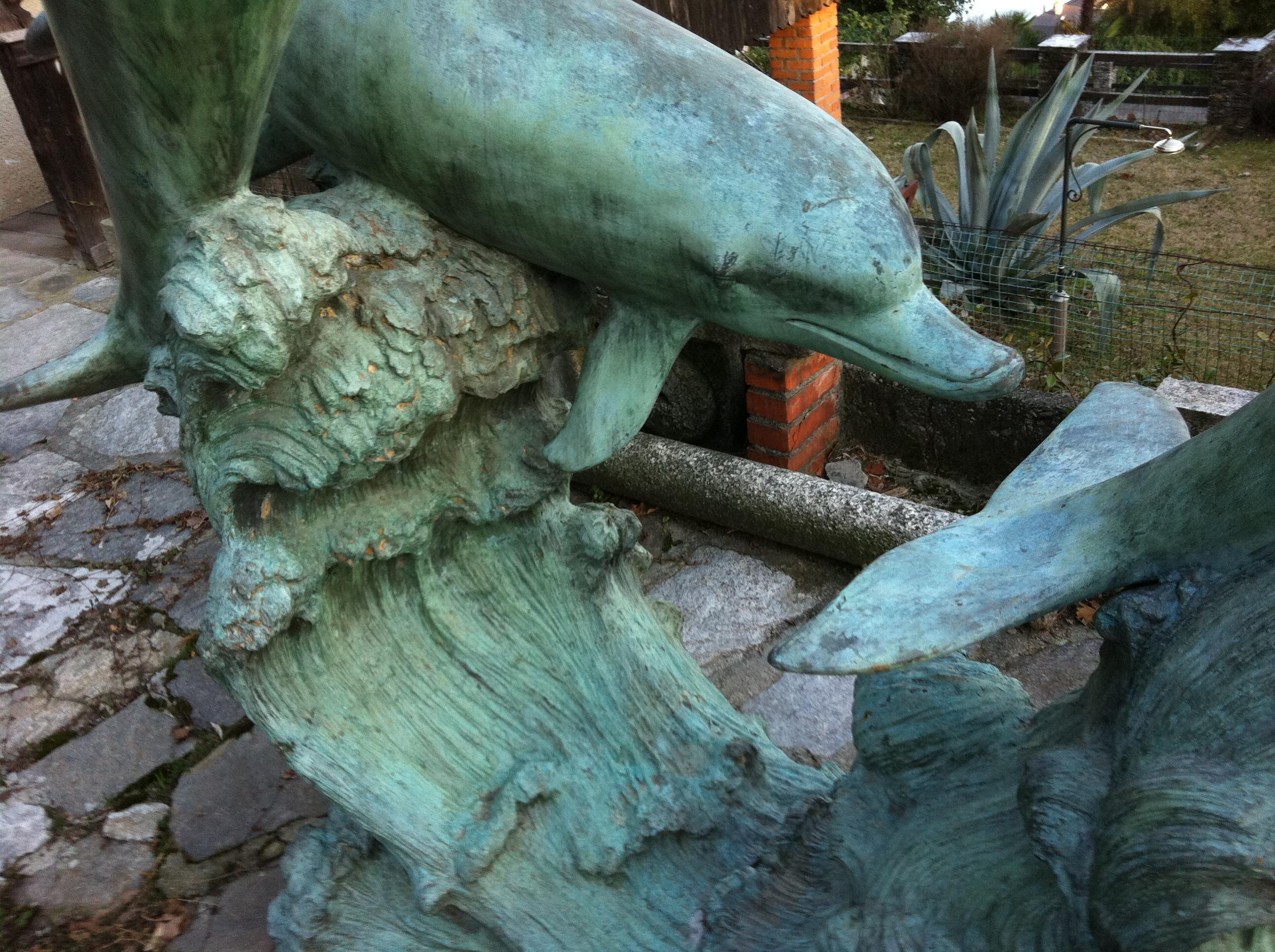 Monumentaler Gartenbrunnen mit 4 Bronze-Delphinen. 20. Jahrhundert im Zustand „Relativ gut“ im Angebot in Milano, IT