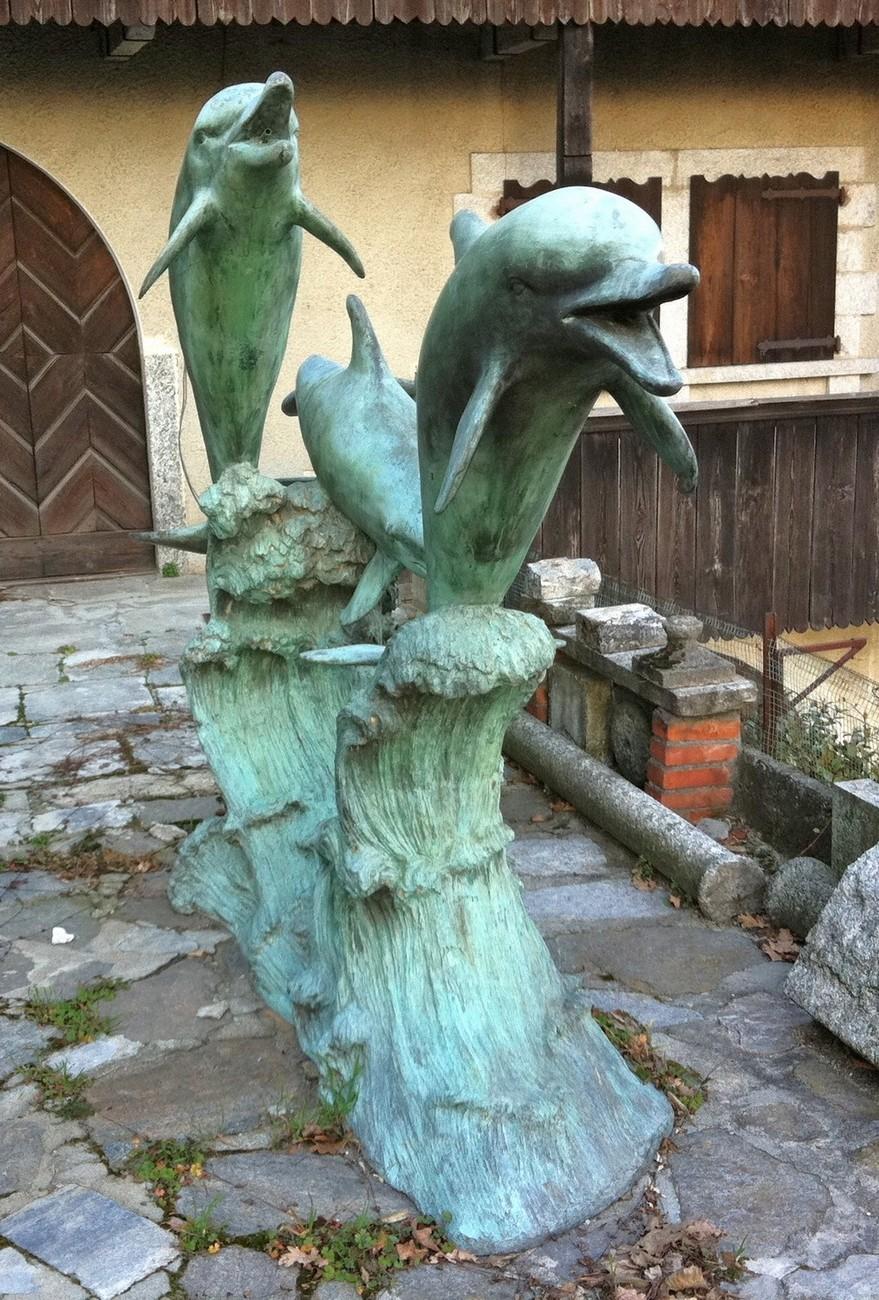 Monumentaler Gartenbrunnen mit 4 Bronze-Delphinen. 20. Jahrhundert (20th Century) im Angebot