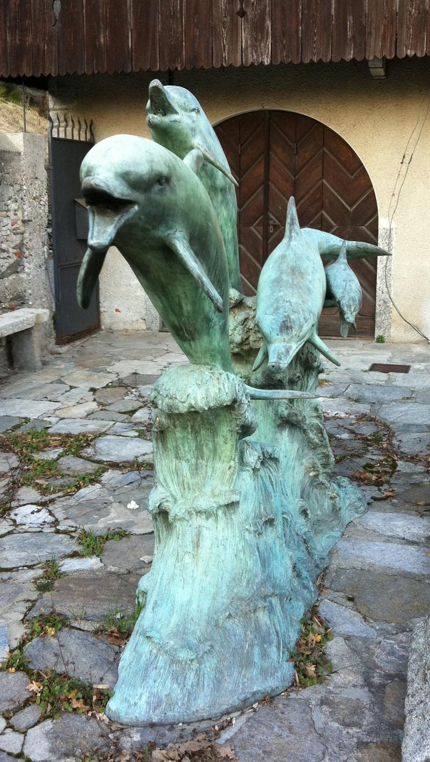 Monumentaler Gartenbrunnen mit 4 Bronze-Delphinen. 20. Jahrhundert im Angebot 1