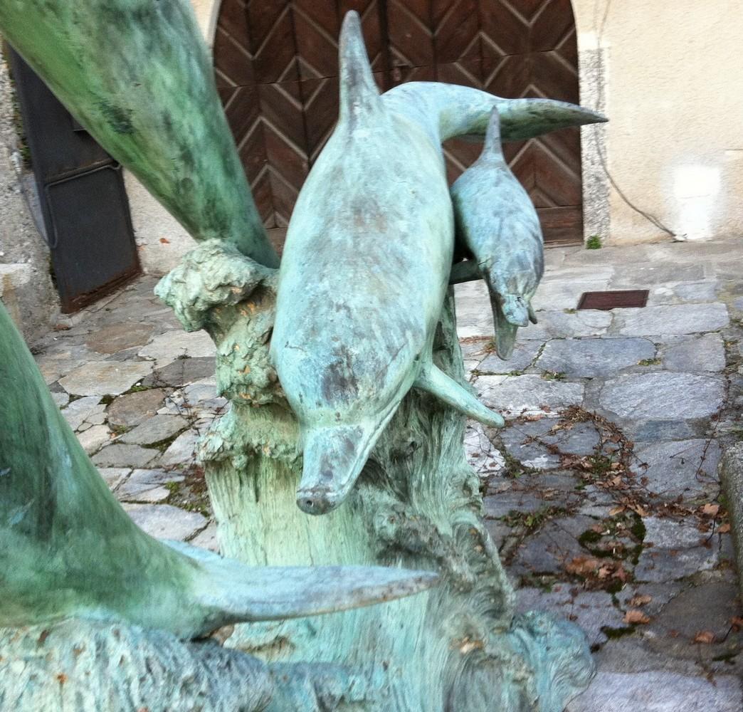 Monumentaler Gartenbrunnen mit 4 Bronze-Delphinen. 20. Jahrhundert im Angebot 2