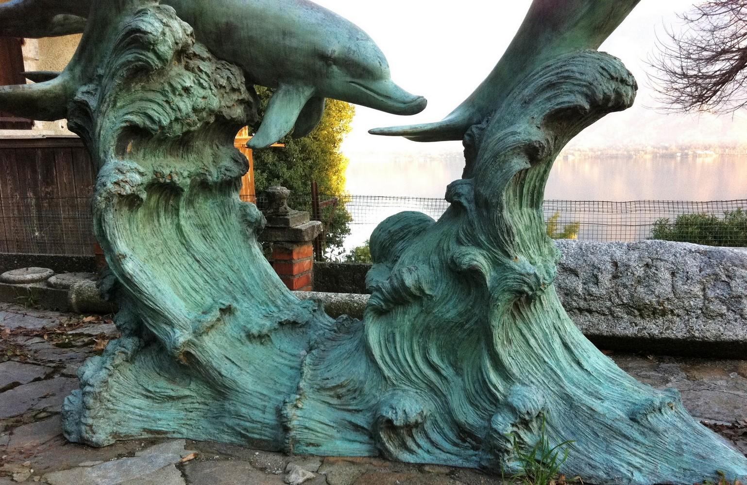 Monumentaler Gartenbrunnen mit 4 Bronze-Delphinen. 20. Jahrhundert im Angebot 3