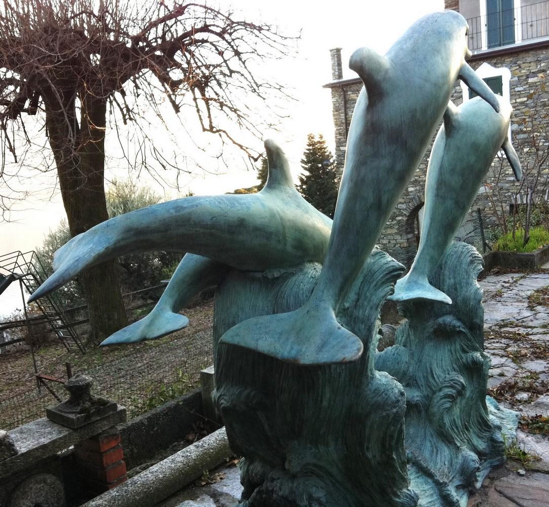 Monumentaler Gartenbrunnen mit 4 Bronze-Delphinen. 20. Jahrhundert im Angebot 4
