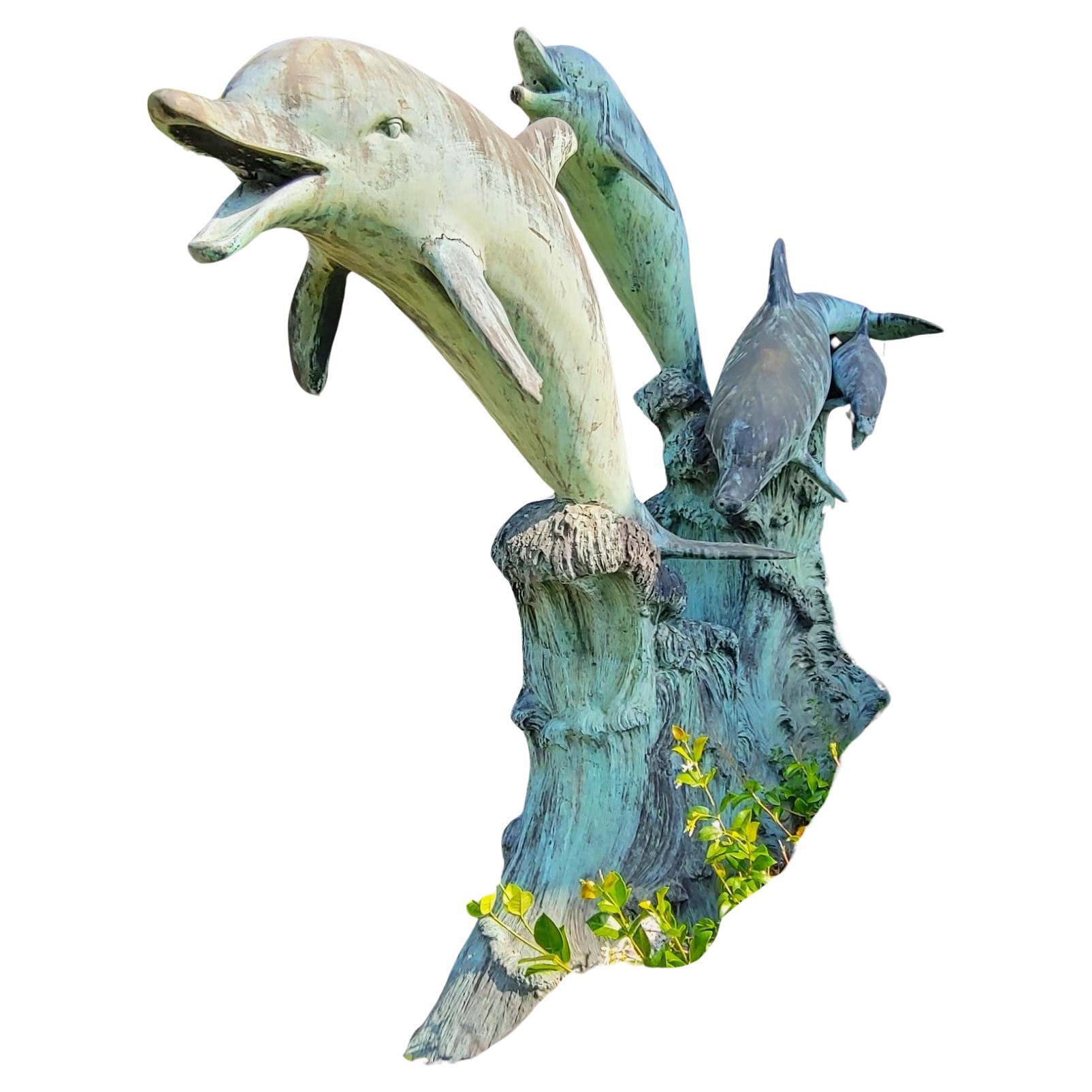 Monumentaler Gartenbrunnen mit 4 Bronze-Delphinen. 20. Jahrhundert im Angebot