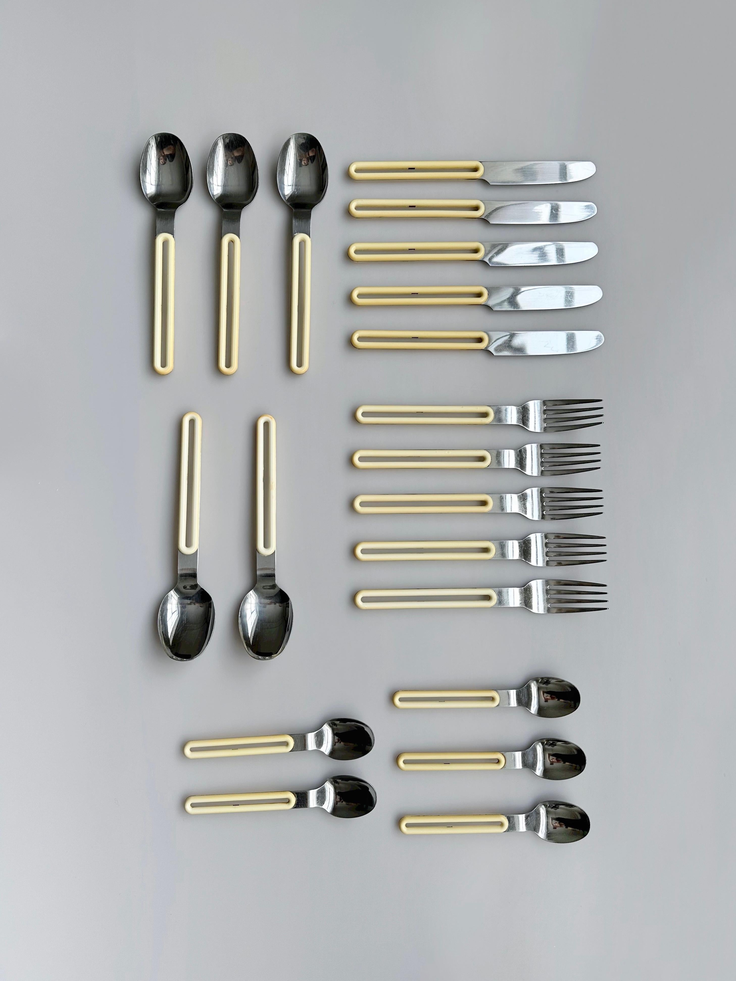 Monza Italy Postmodern 20 Piece Flatware Set, 70's In Good Condition In Outremont, QC