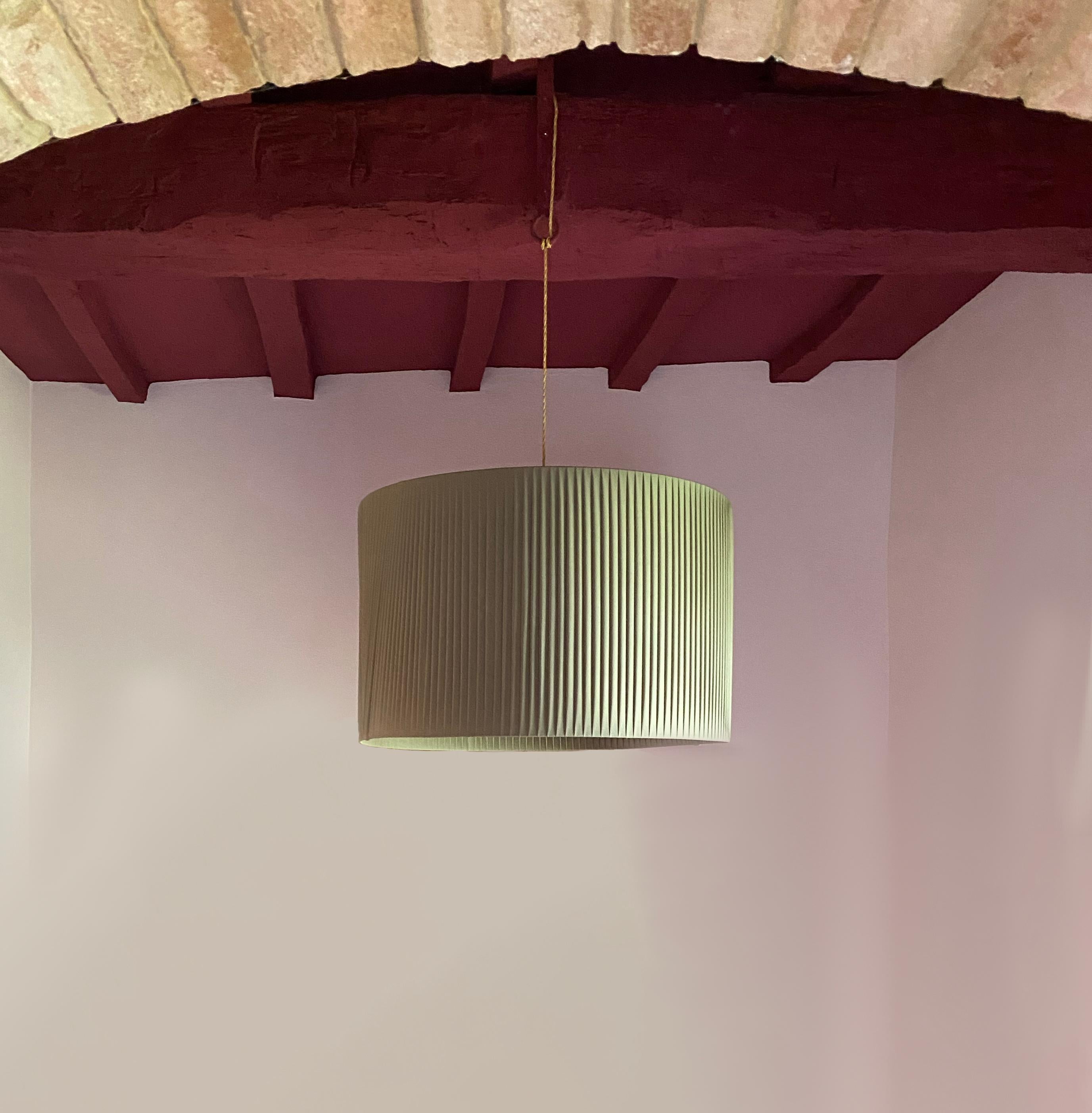 La lampada da soffitto Mood è stata progettata da Betony Vernon nel 2024 ed è interamente realizzata a mano in Italia. Realizzata su ordinazione con tempi di produzione di circa sette settimane, la lampada è disponibile su richiesta anche in diverse