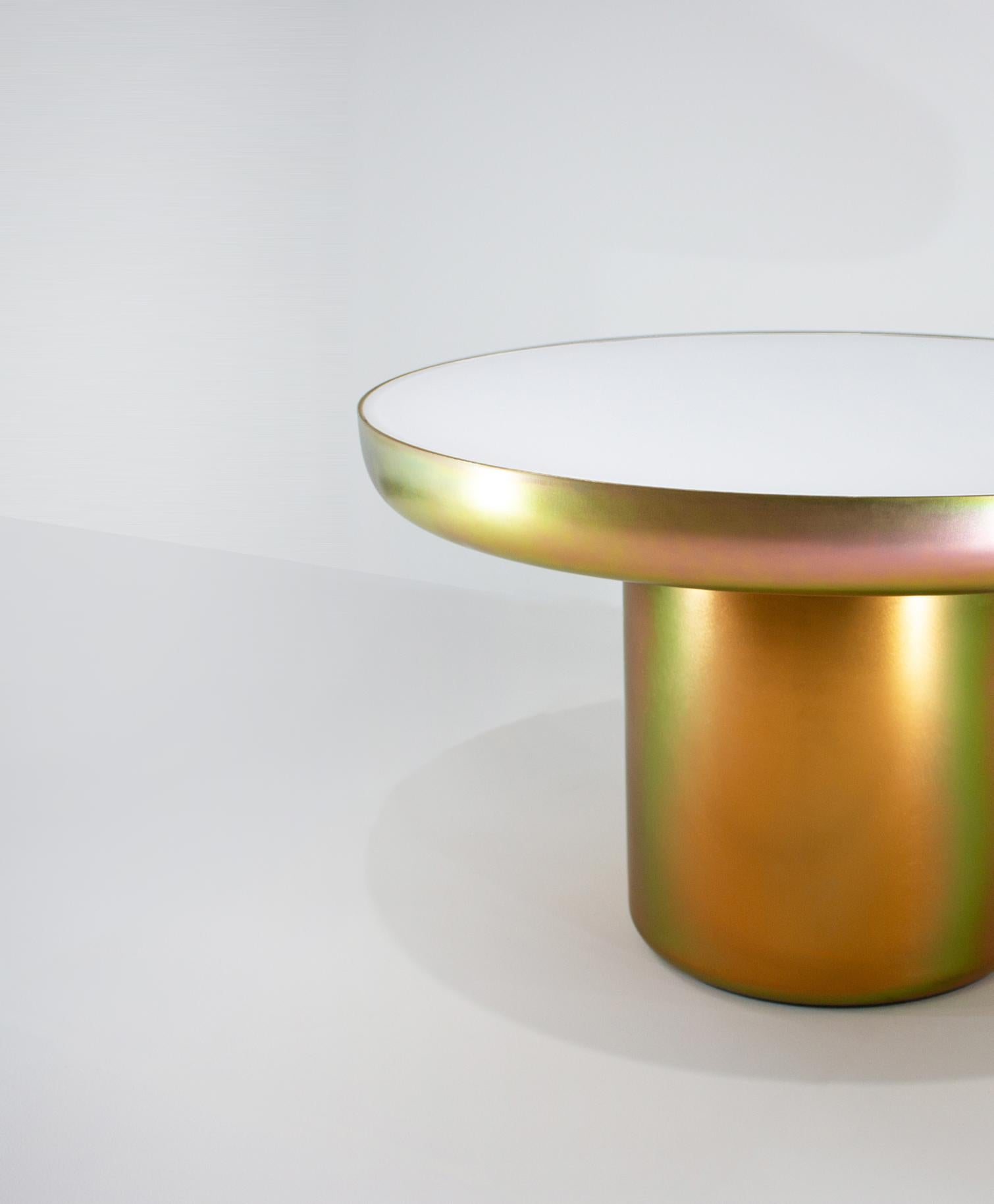 Mood Coffee Zinc ist ein visuell leichter, skulptural starker Tisch mit einer Beschichtung, die die Form hervorhebt und die Farbe feiert. Der Sockel ist mit einer Zinkbeschichtung versehen, die es dem Stück ermöglicht, die Farben und Töne seiner