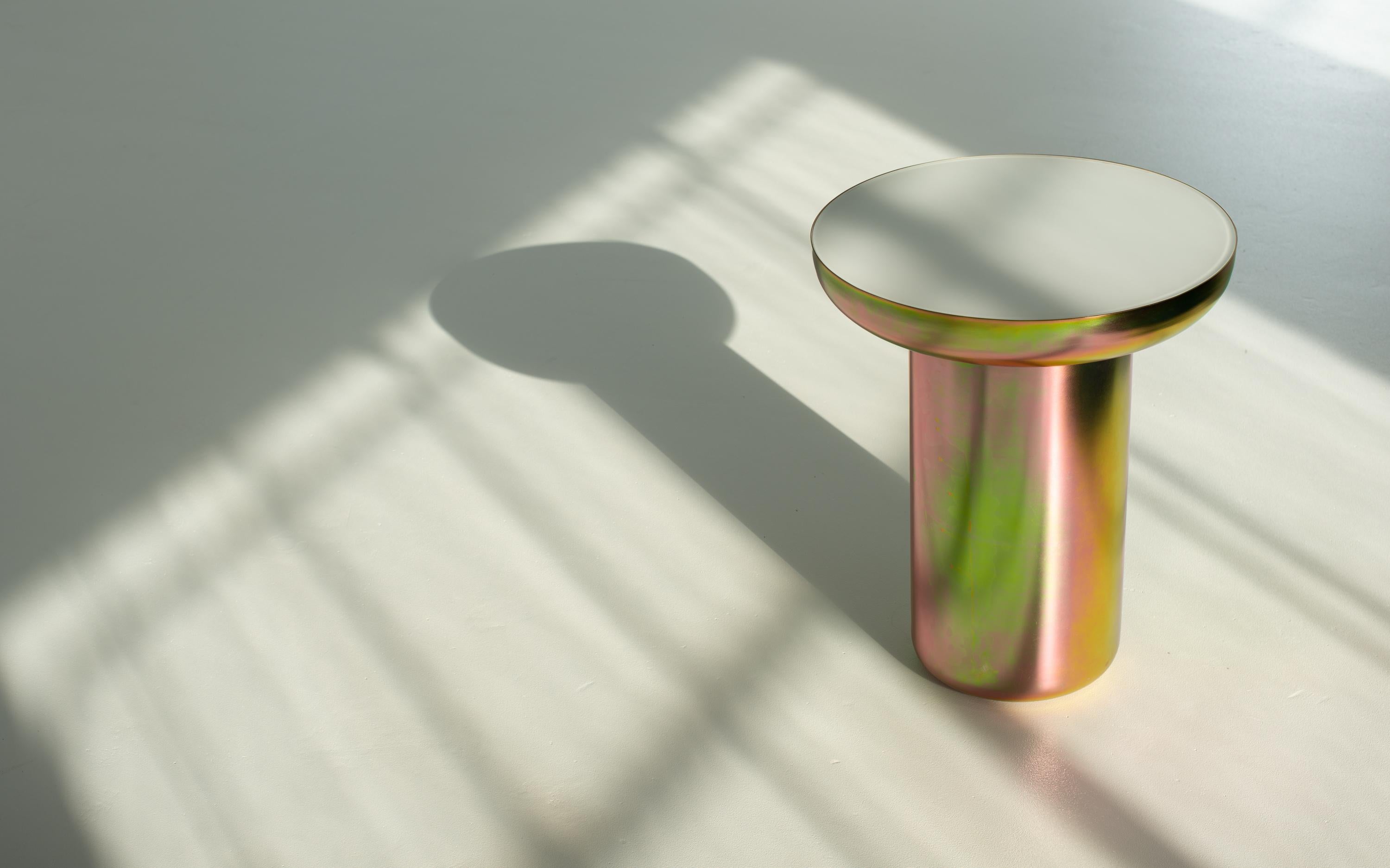Mood side zinc ist ein visuell leichter, skulptural starker Tisch, der mit einem Finish beschichtet ist, das die Form hervorhebt und die Farbe feiert. Der Sockel ist mit einer Zinkbeschichtung versehen, die es dem Stück ermöglicht, die Farben und