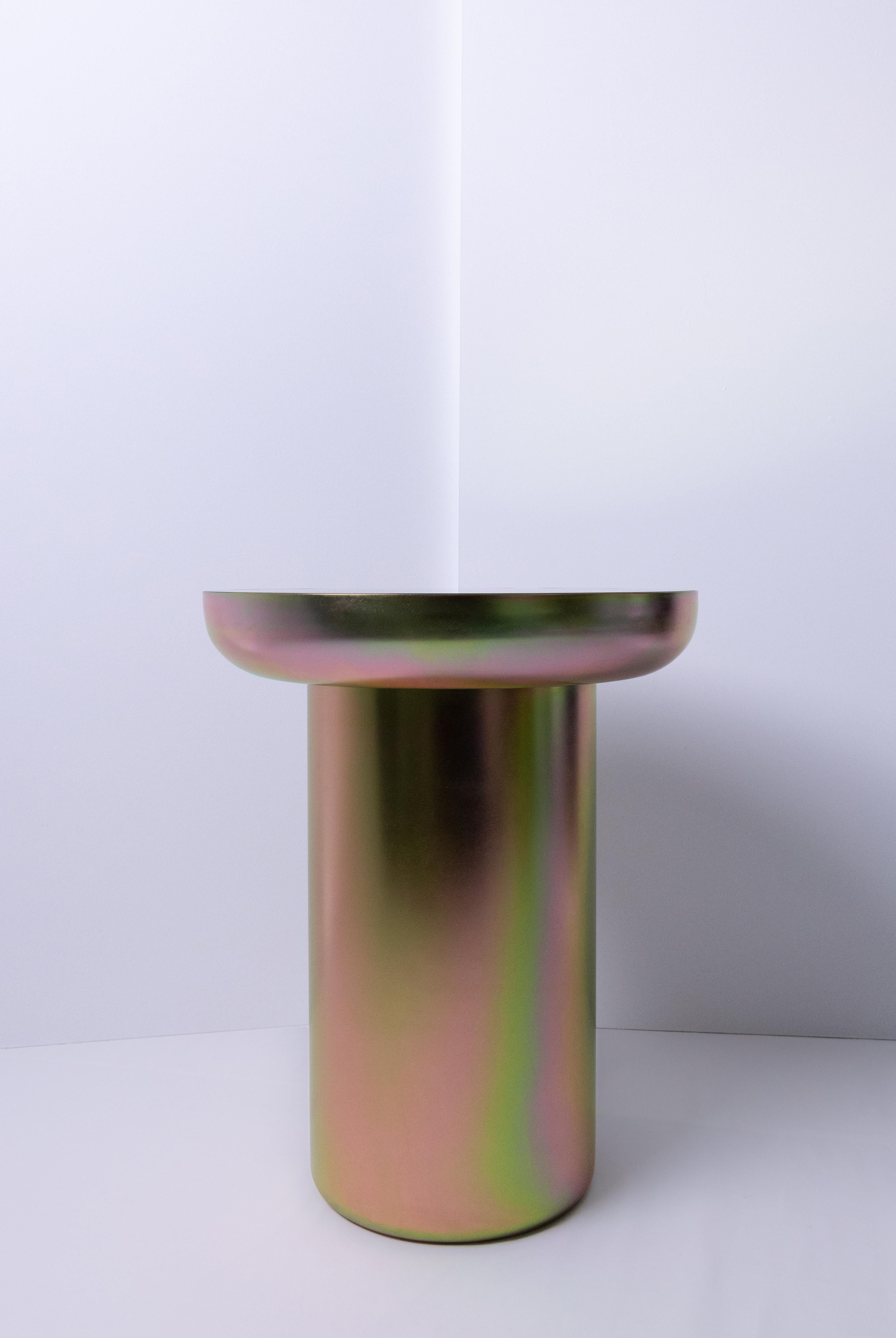 Mood Zinc Zeitgenössischer Beistelltisch aus Stahl und schillerndem Glas (21. Jahrhundert und zeitgenössisch) im Angebot