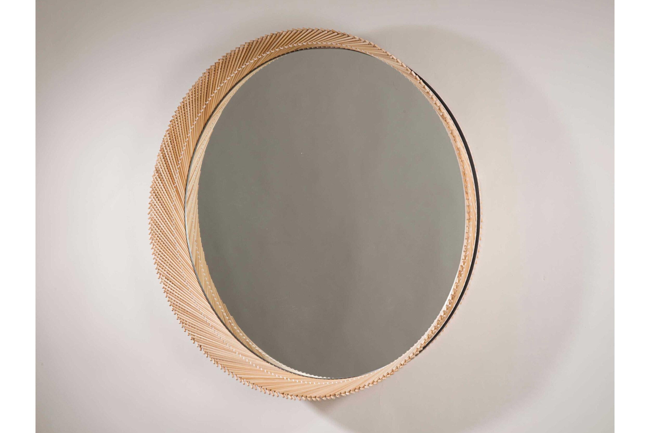 Postmoderne Miroir rond en érable Mooda 30'' par Indo Made en vente