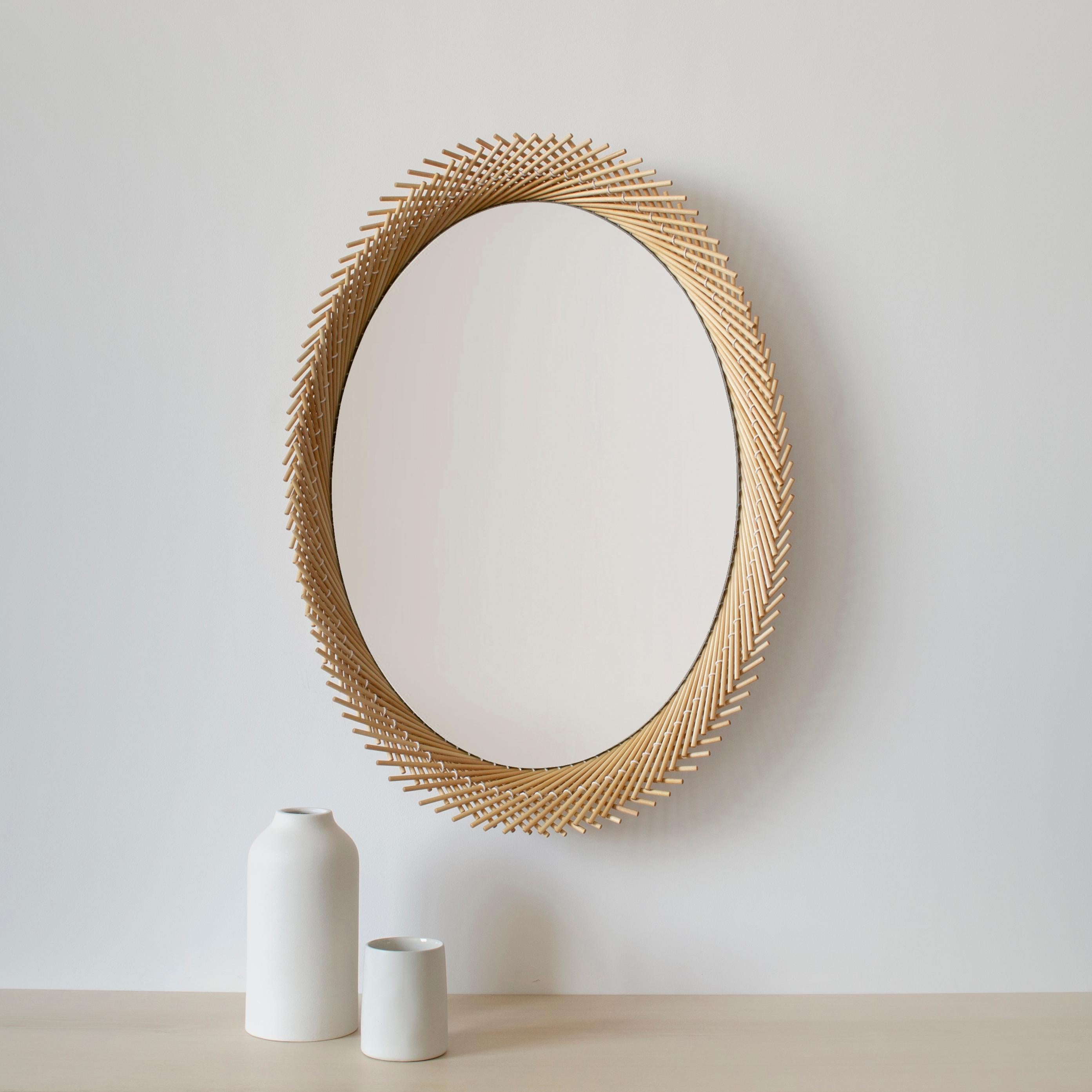 Mooda Spiegel Oval 28 / Natürliches Ahornholz, klarer Spiegel von INDO- (Ebonisiert) im Angebot
