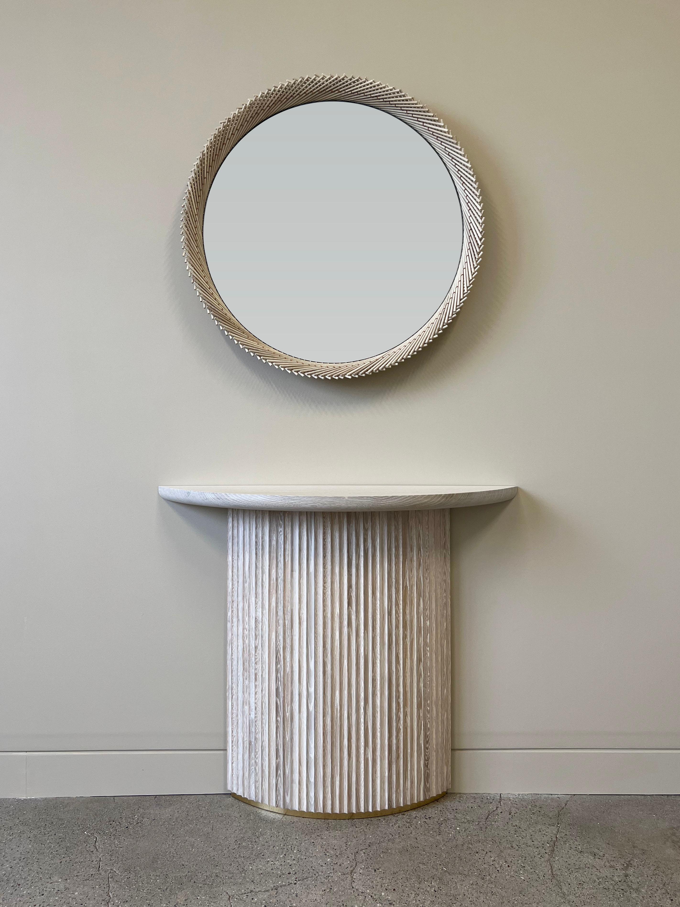 Américain Miroir rond Mooda 30 en bois de chêne blanchi, miroir transparent avec points en cuir par INDO- en vente