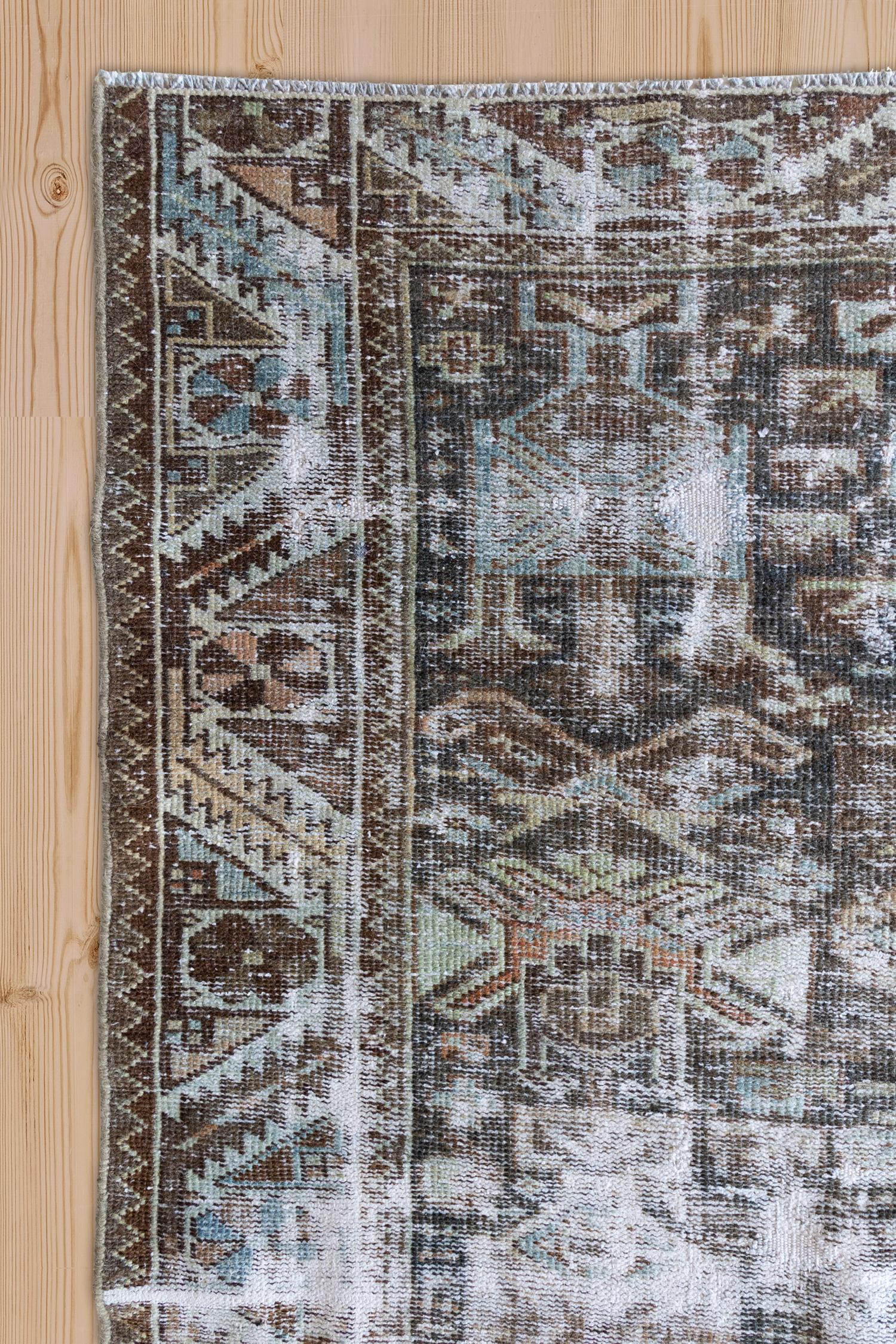 Età: circa 1920

Colori: Ruggine, nero e azzurro su campo crema. 

Pile: basso.

Materiale: Lana su cotone.

Note sull'usura: 8 

Bellissima tavolozza di colori lunatici con usura uniforme e colorazione profonda. Interessante disegno