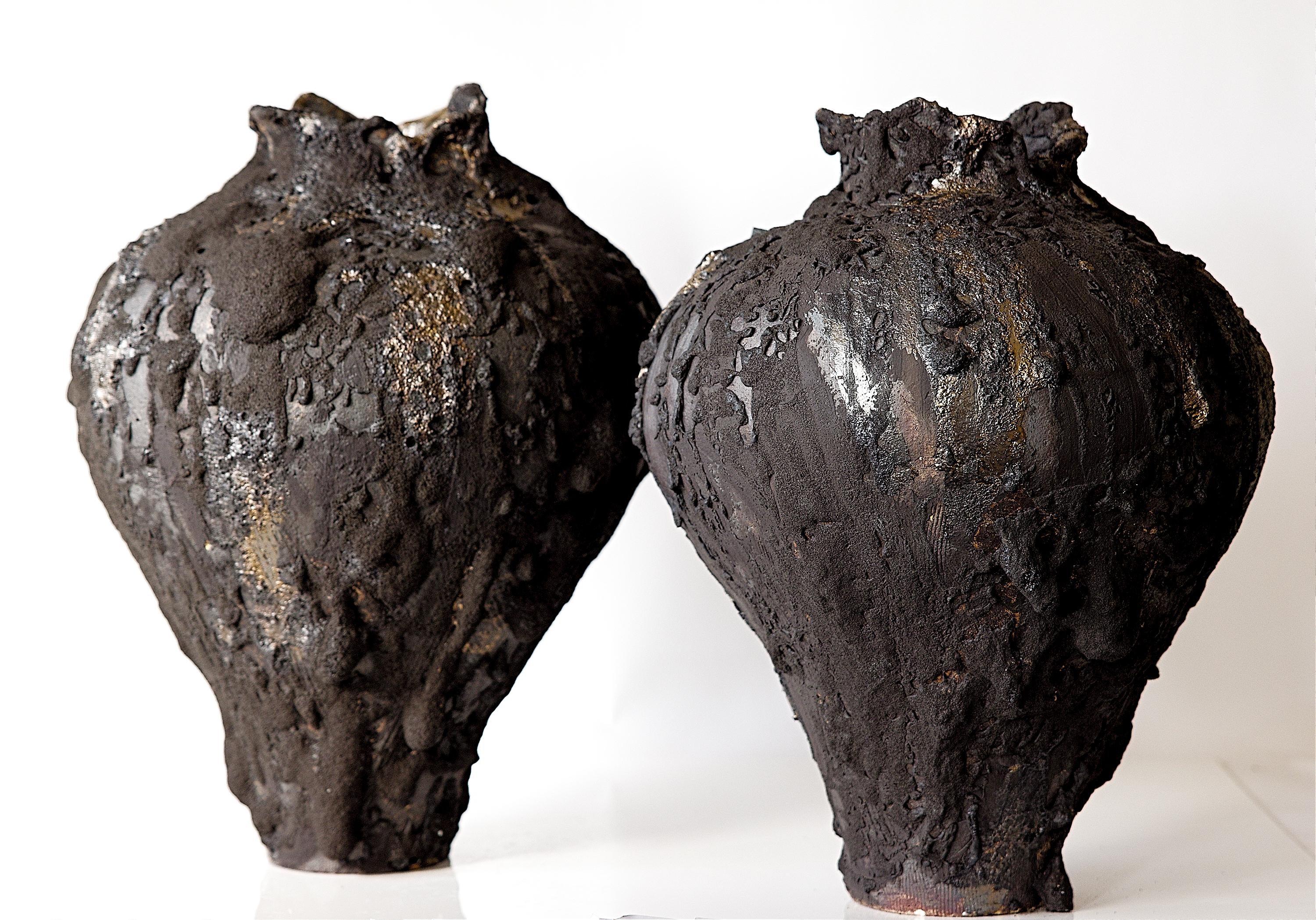 Ti presentiamo il Moody Lava Moon Collector, disponibile in esclusiva presso gli Studio A. Questo grande vaso arrotolato a mano presenta una finitura opaca con strati di argilla pesante e barbottina e un'aggiunta di smalto lavico, incarnando la