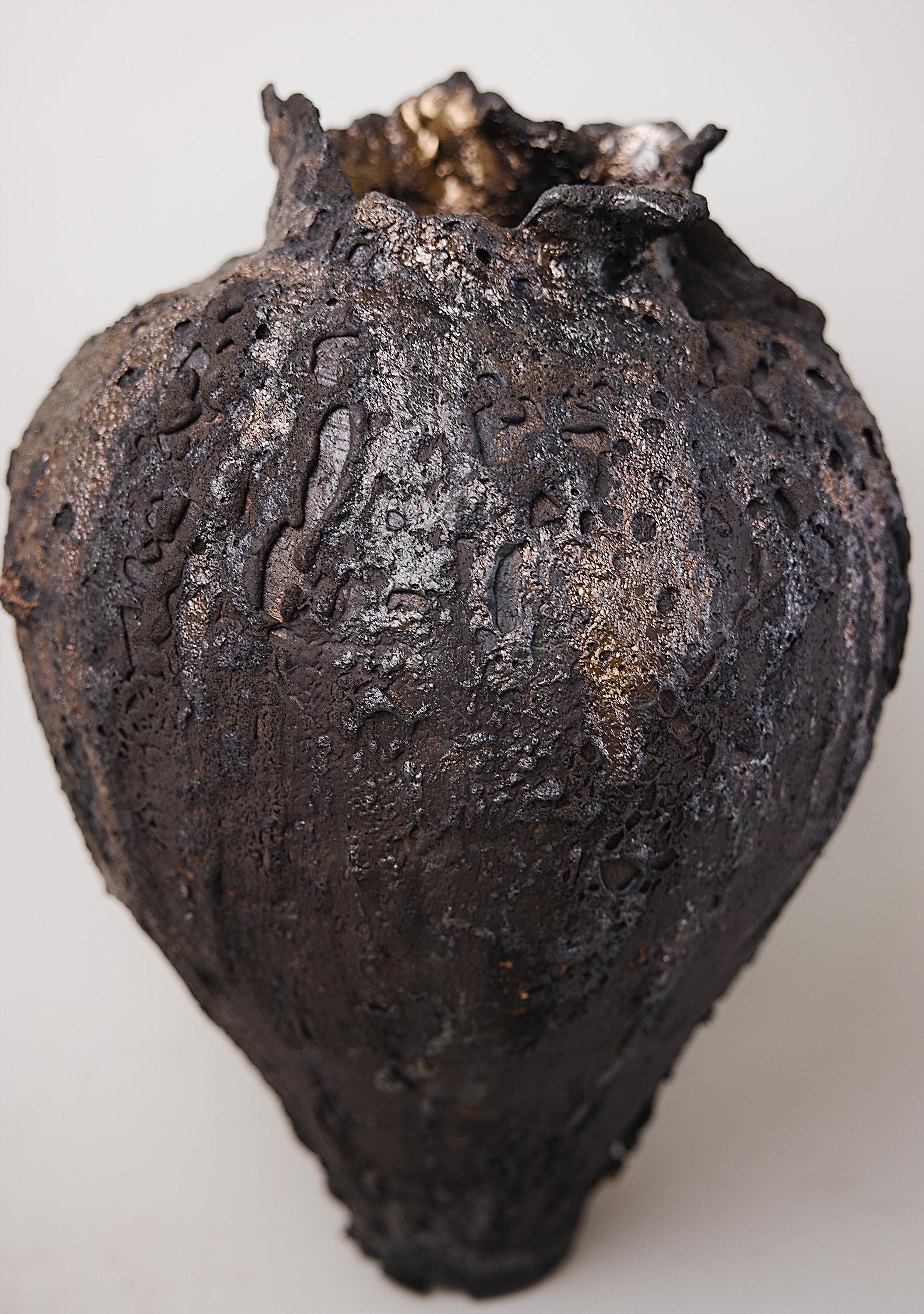Moody Black  Groß  Freie Form Hand Made Vase im Angebot 7