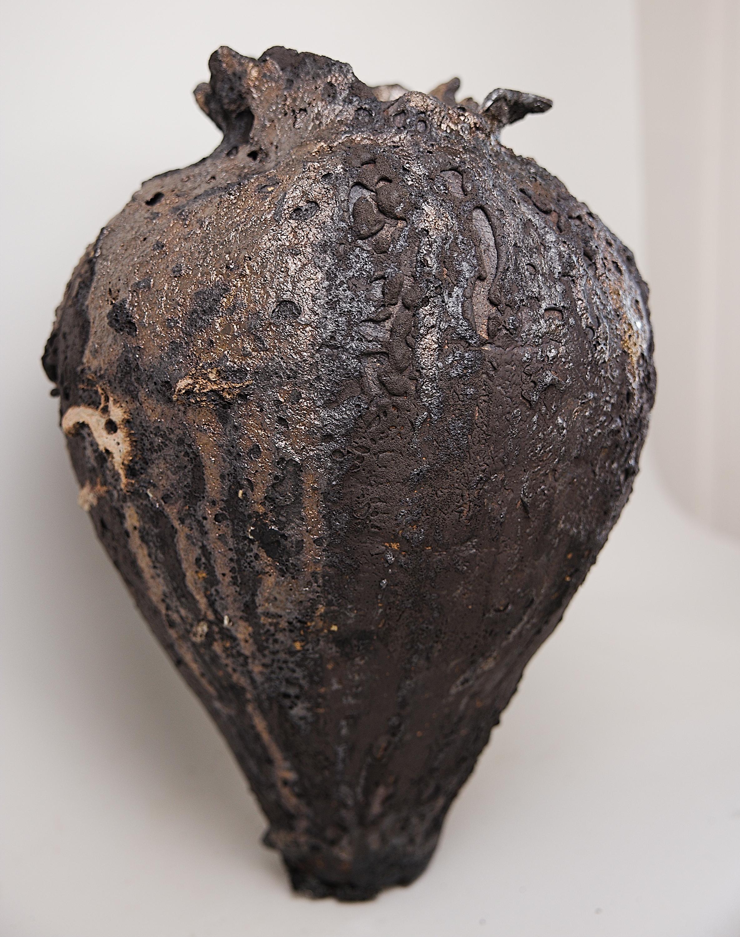 Moody Black  Groß  Freie Form Hand Made Vase im Angebot 9