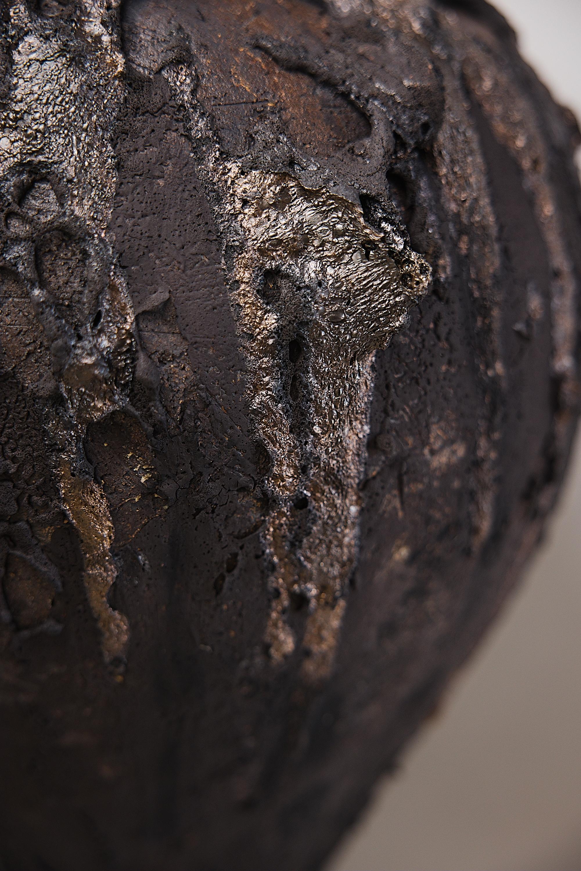 Moody Black  Groß  Freie Form Hand Made Vase (Glasiert) im Angebot