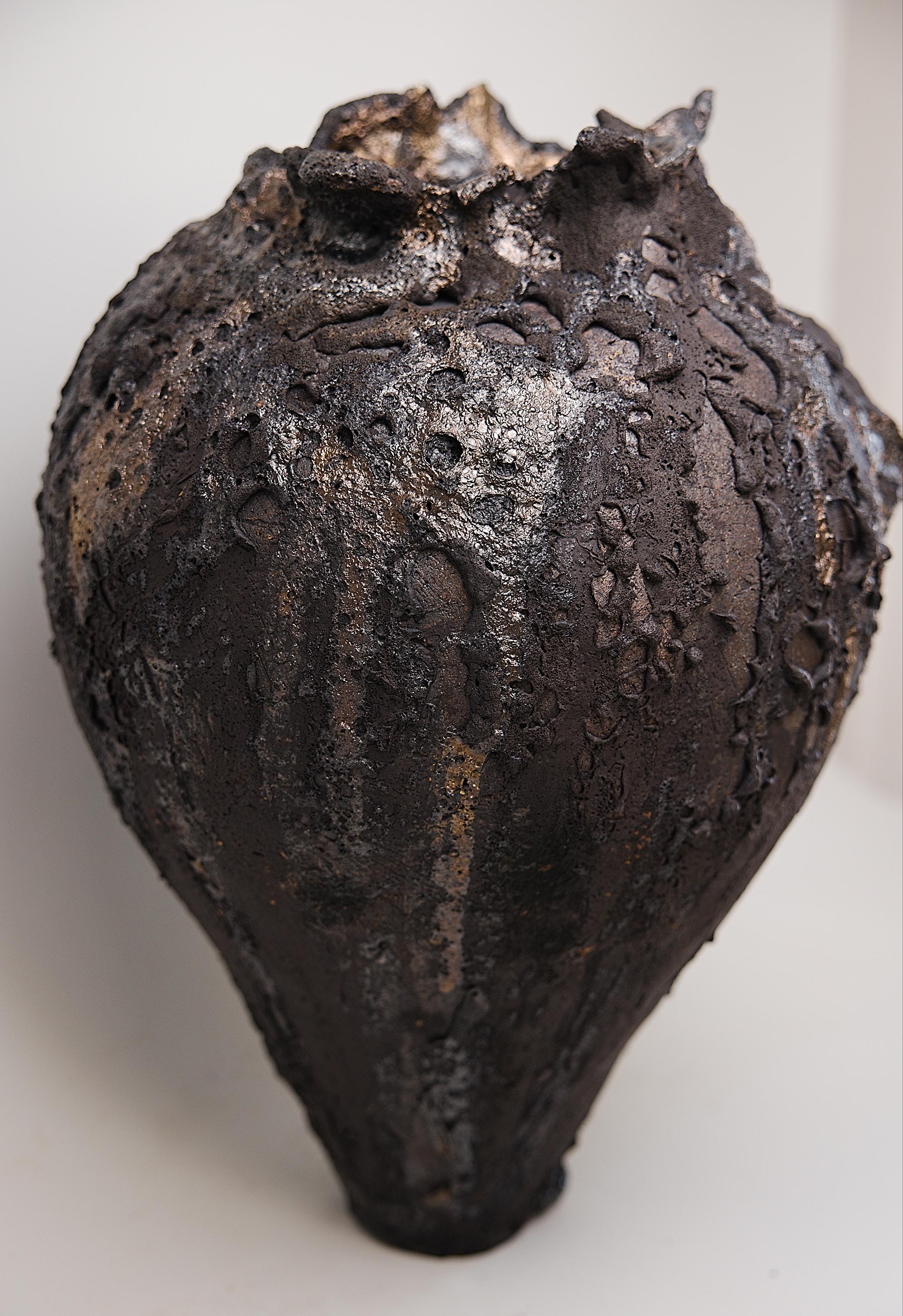 Moody Black  Groß  Freie Form Hand Made Vase im Zustand „Neu“ im Angebot in Van Nuys, CA